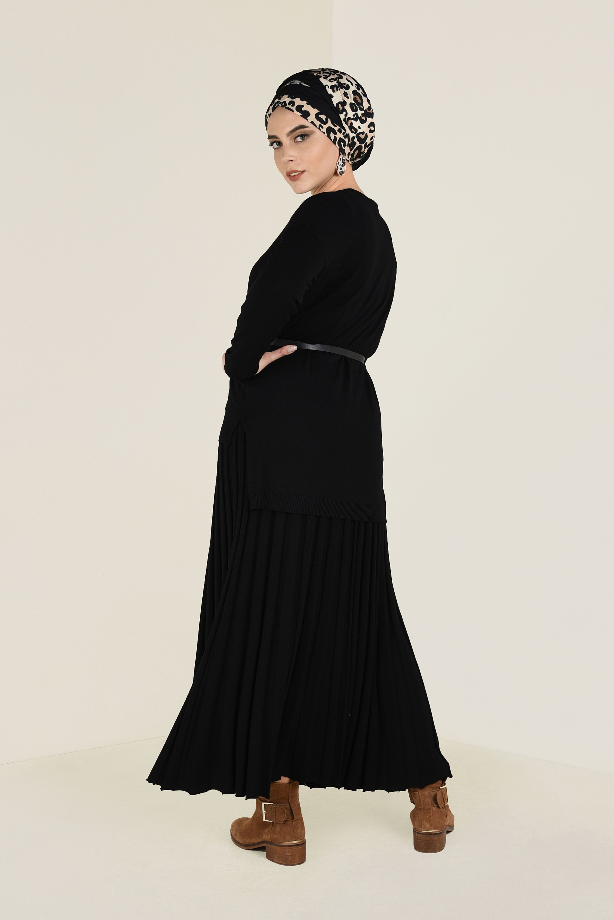 Tesettür giyim SİYAH ETEĞİ PİLELİ 2′Lİ ETEKLİ TAKIM 4502 