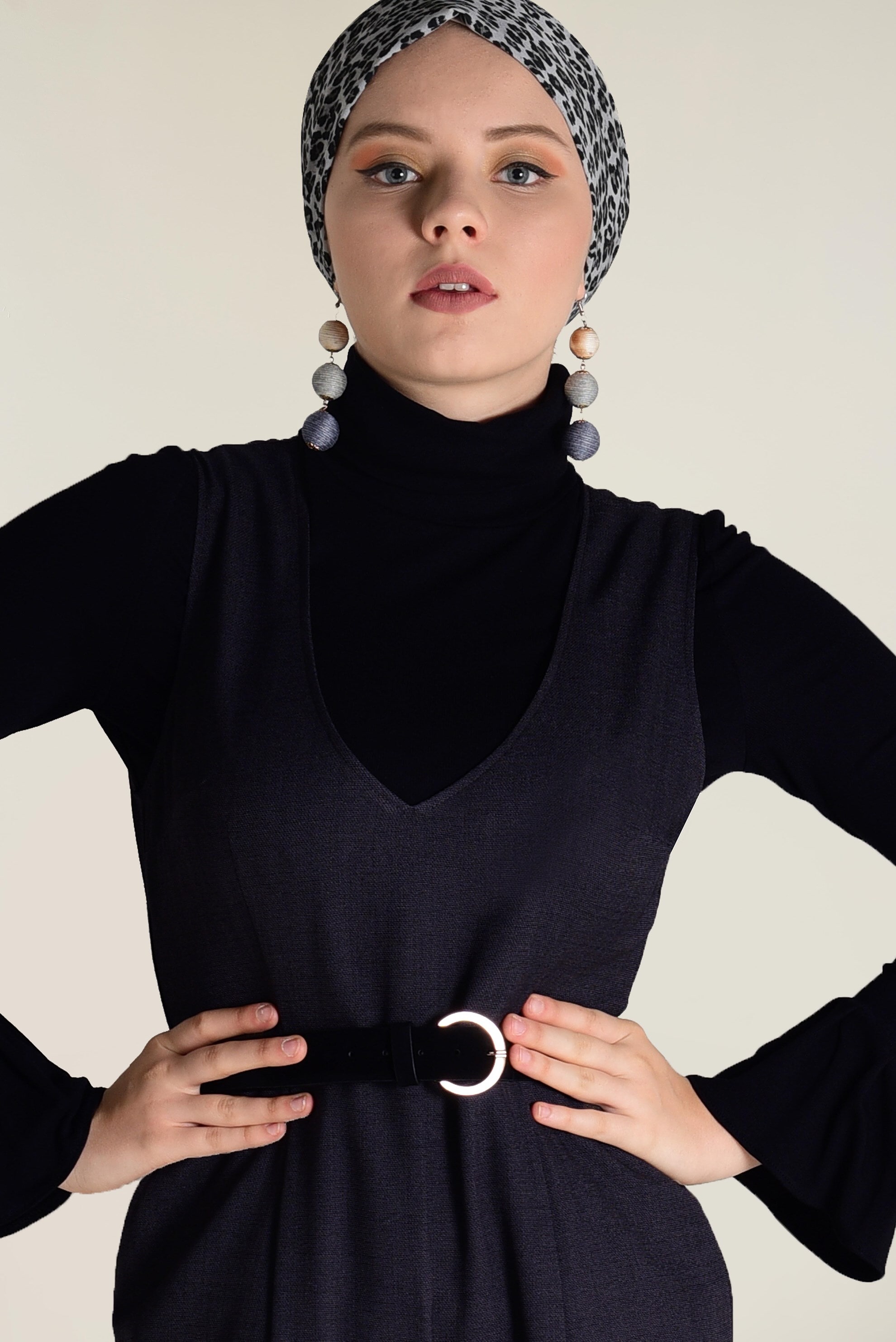 Hijab-Kleidung SCHWARZ V-AUSSCHNITT GÜRTEL OVERALL 4574