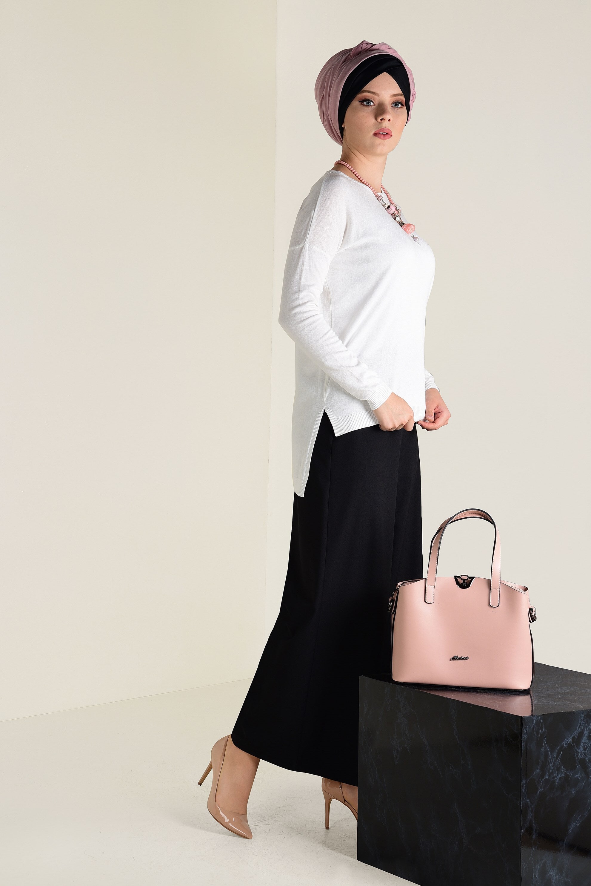 Tesettür giyim BEYAZ BİSİKLET YAKA TRİKO TUNİK 4503 