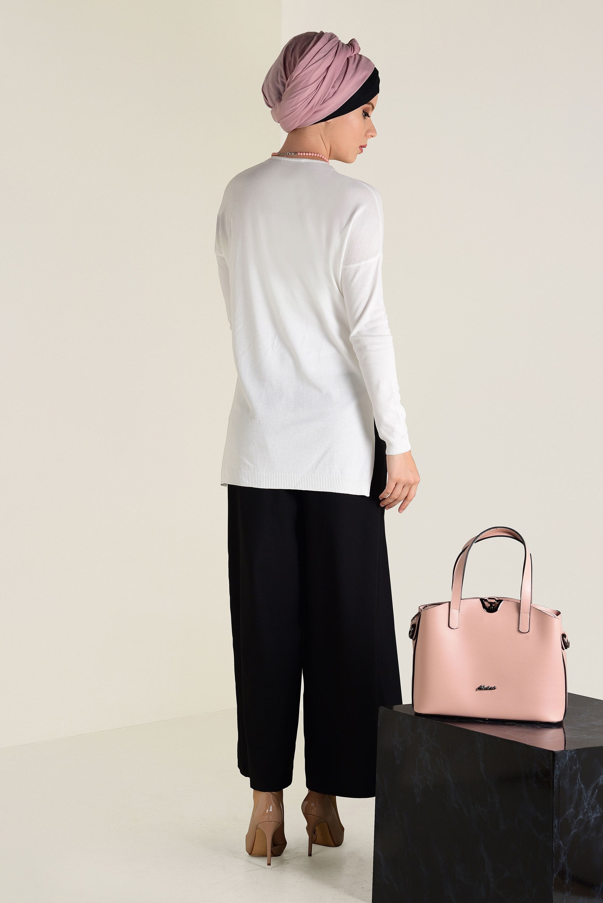 Tesettür giyim BEYAZ BİSİKLET YAKA TRİKO TUNİK 4503 