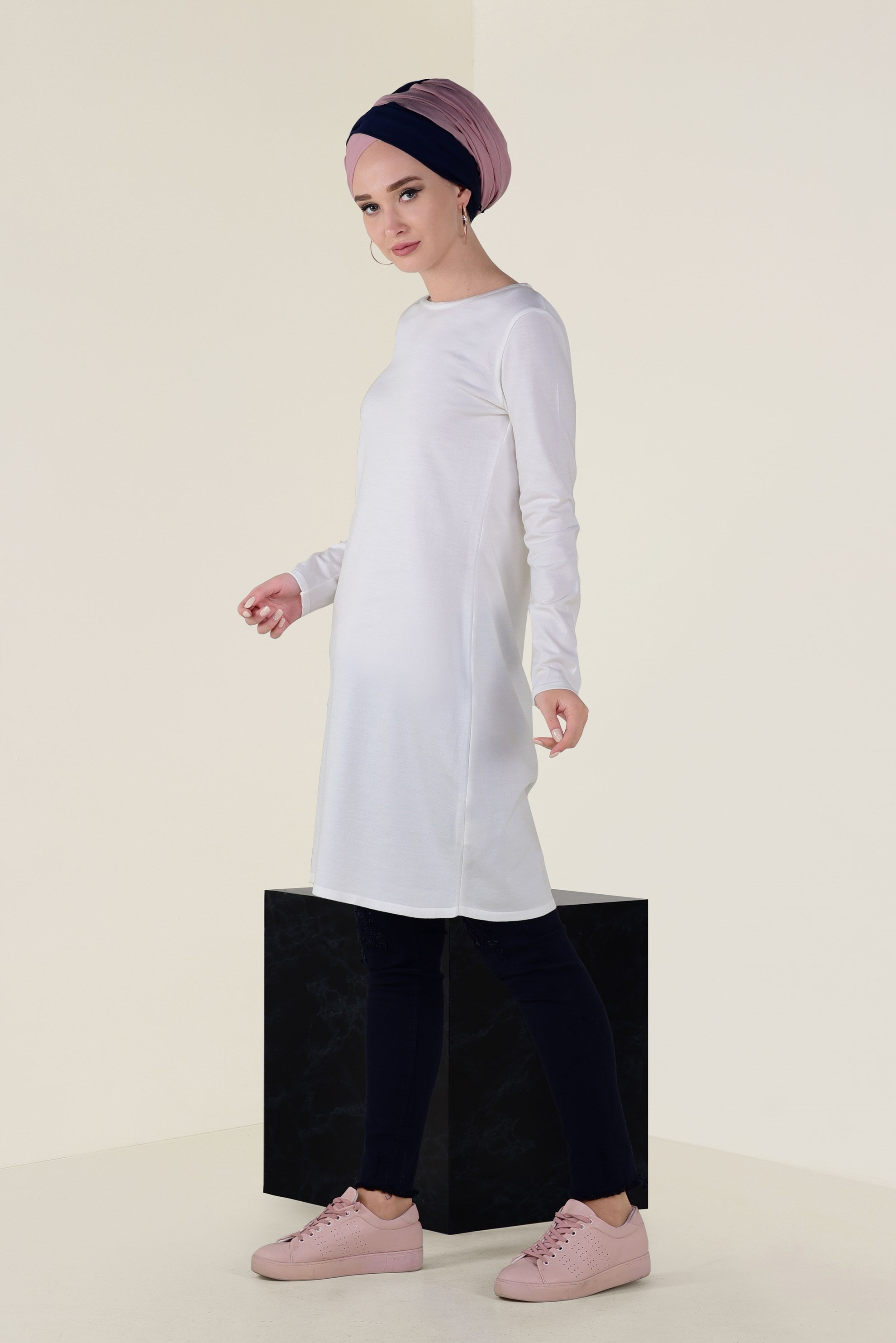 Tesettür giyim BEYAZ BİSİKLET YAKA TRİKO TUNİK 4509 