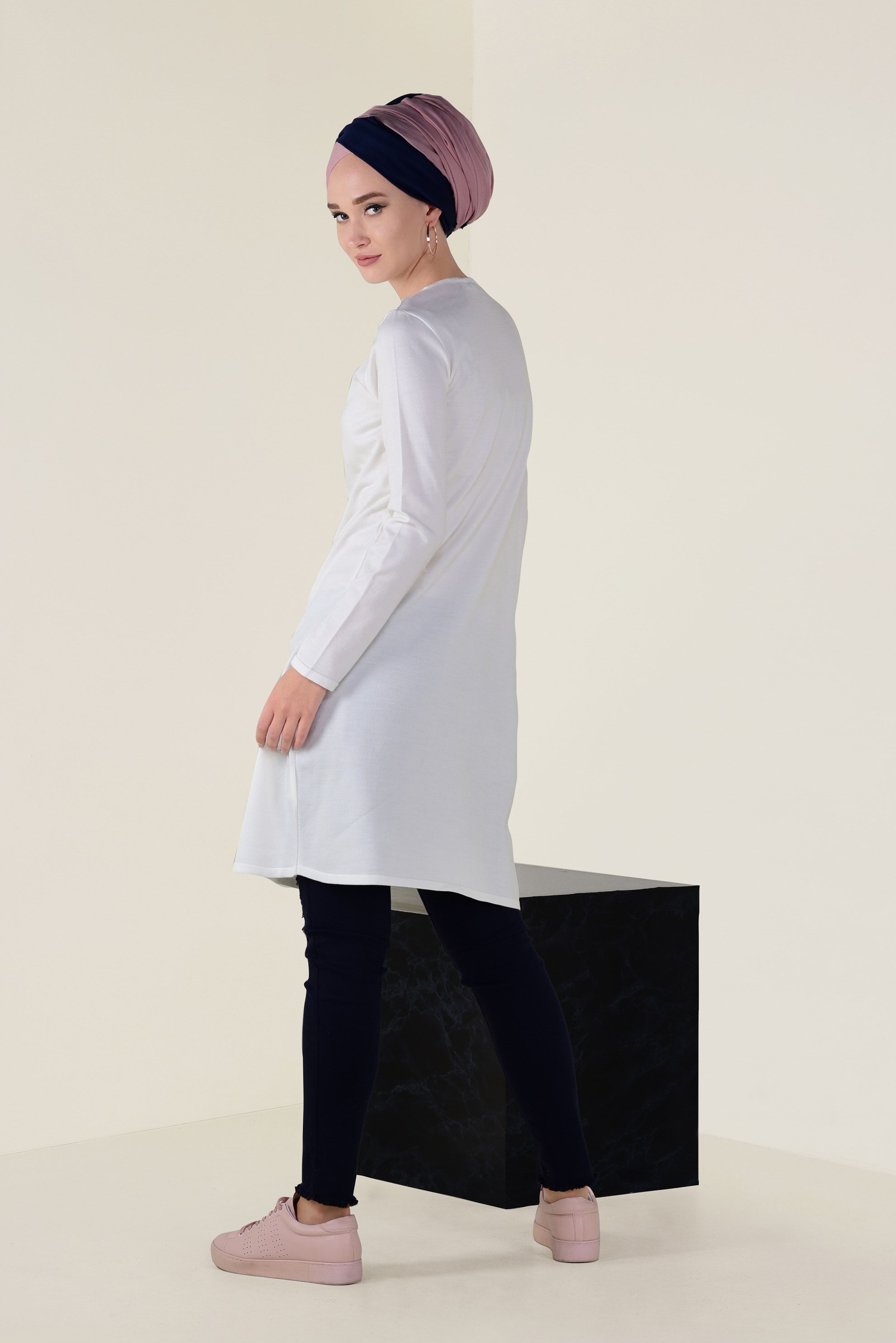 Tesettür giyim BEYAZ BİSİKLET YAKA TRİKO TUNİK 4509 