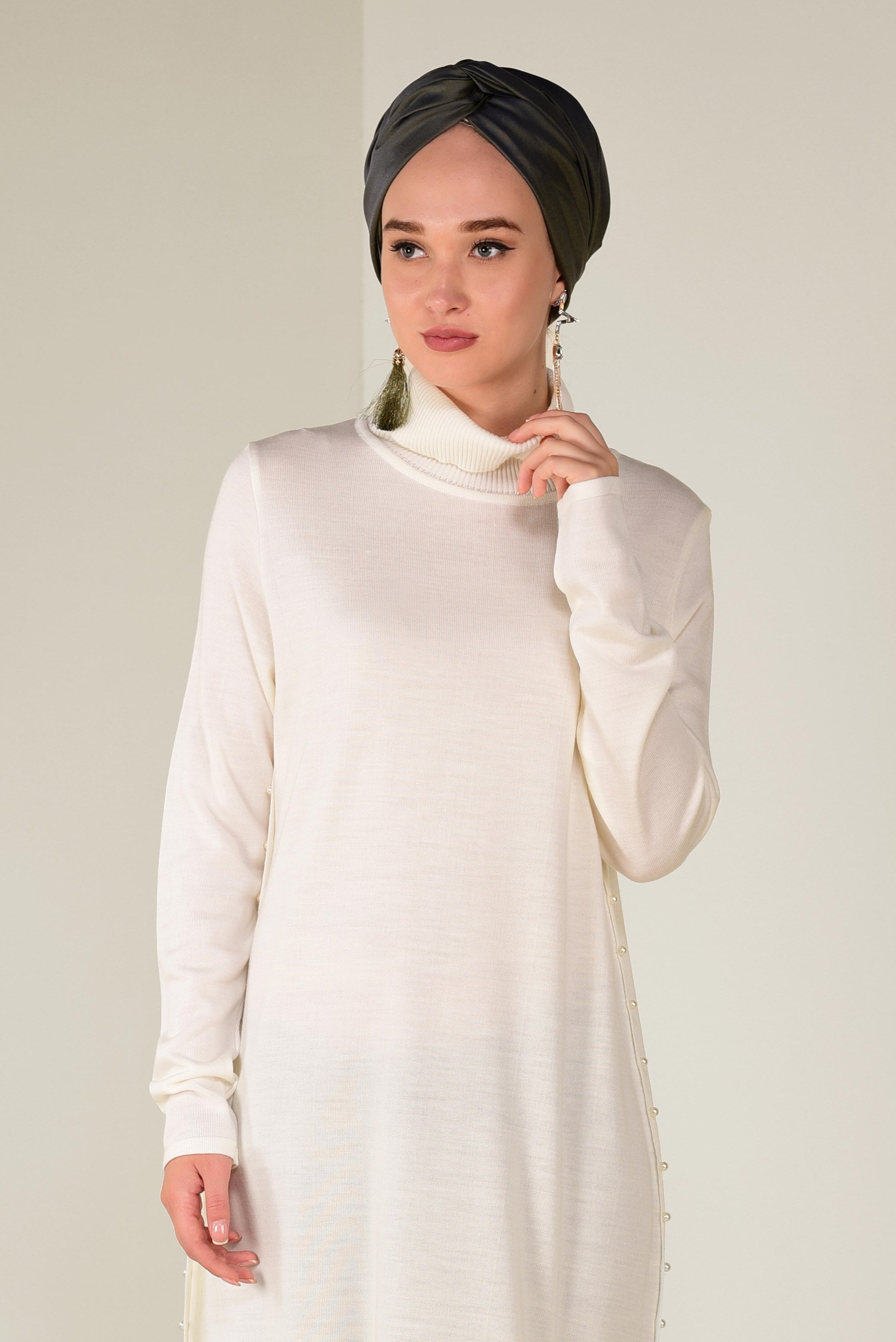 Tesettür giyim BEYAZ BALIKÇI YAKA İNCİ DETAYLI TRİKO TUNİK 4512  