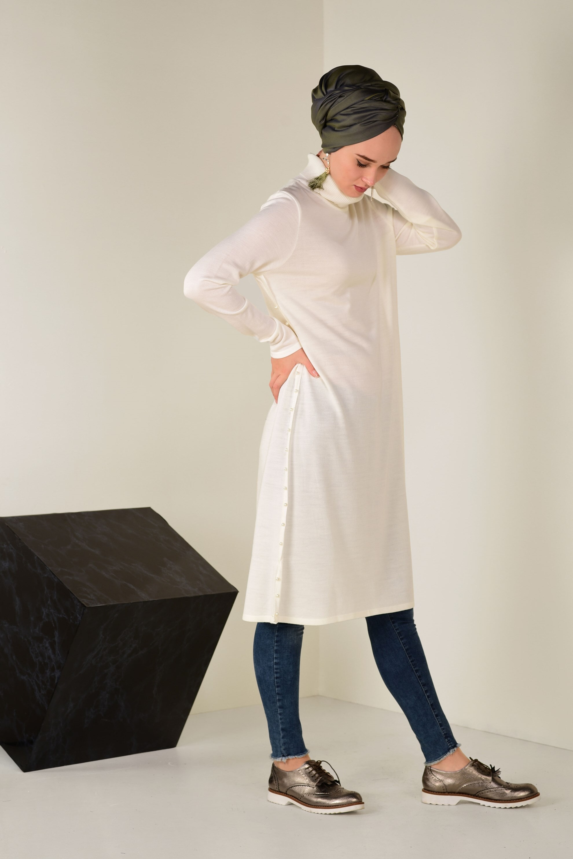 Tesettür giyim BEYAZ BALIKÇI YAKA İNCİ DETAYLI TRİKO TUNİK 4512  