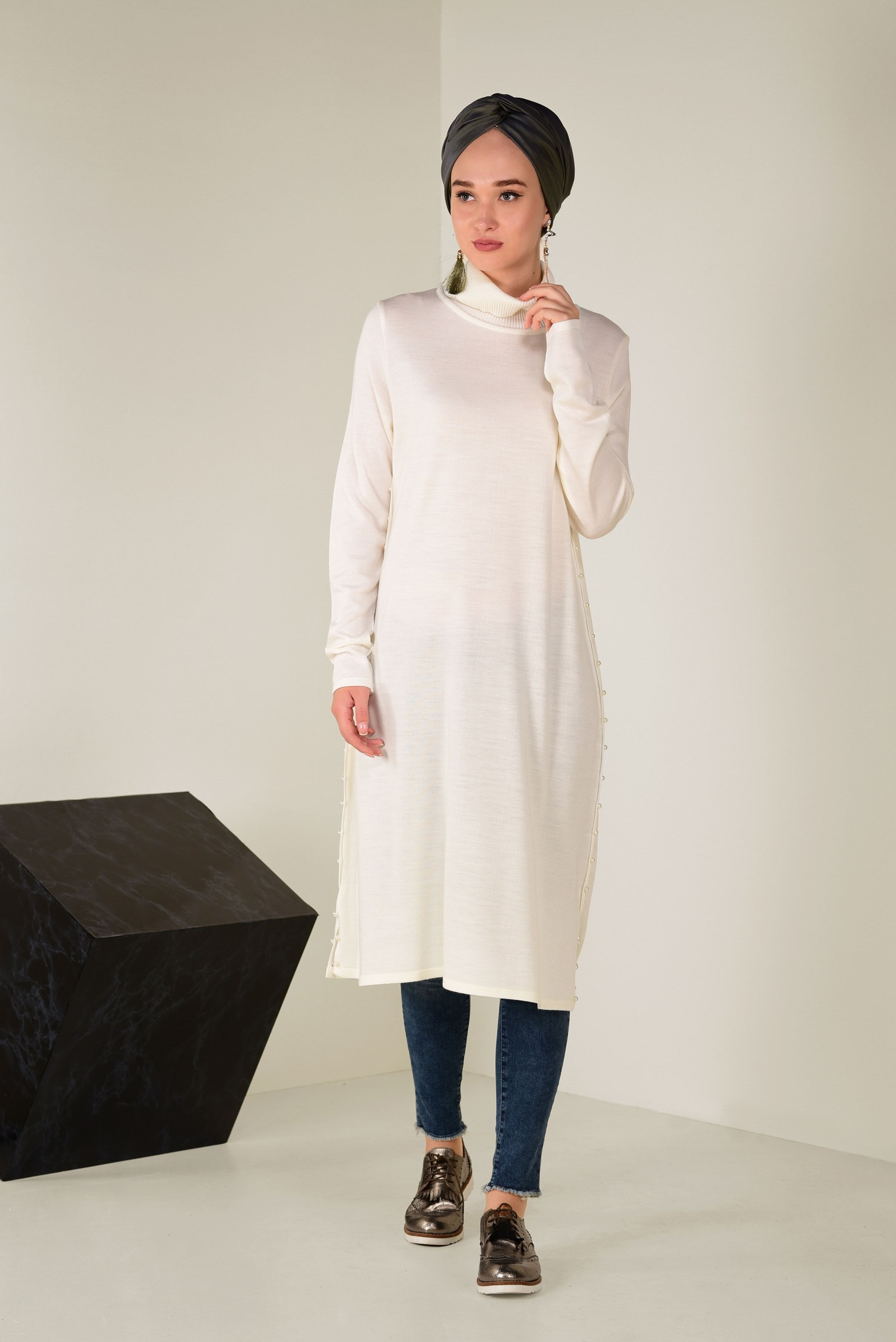 Tesettür giyim BEYAZ BALIKÇI YAKA İNCİ DETAYLI TRİKO TUNİK 4512  