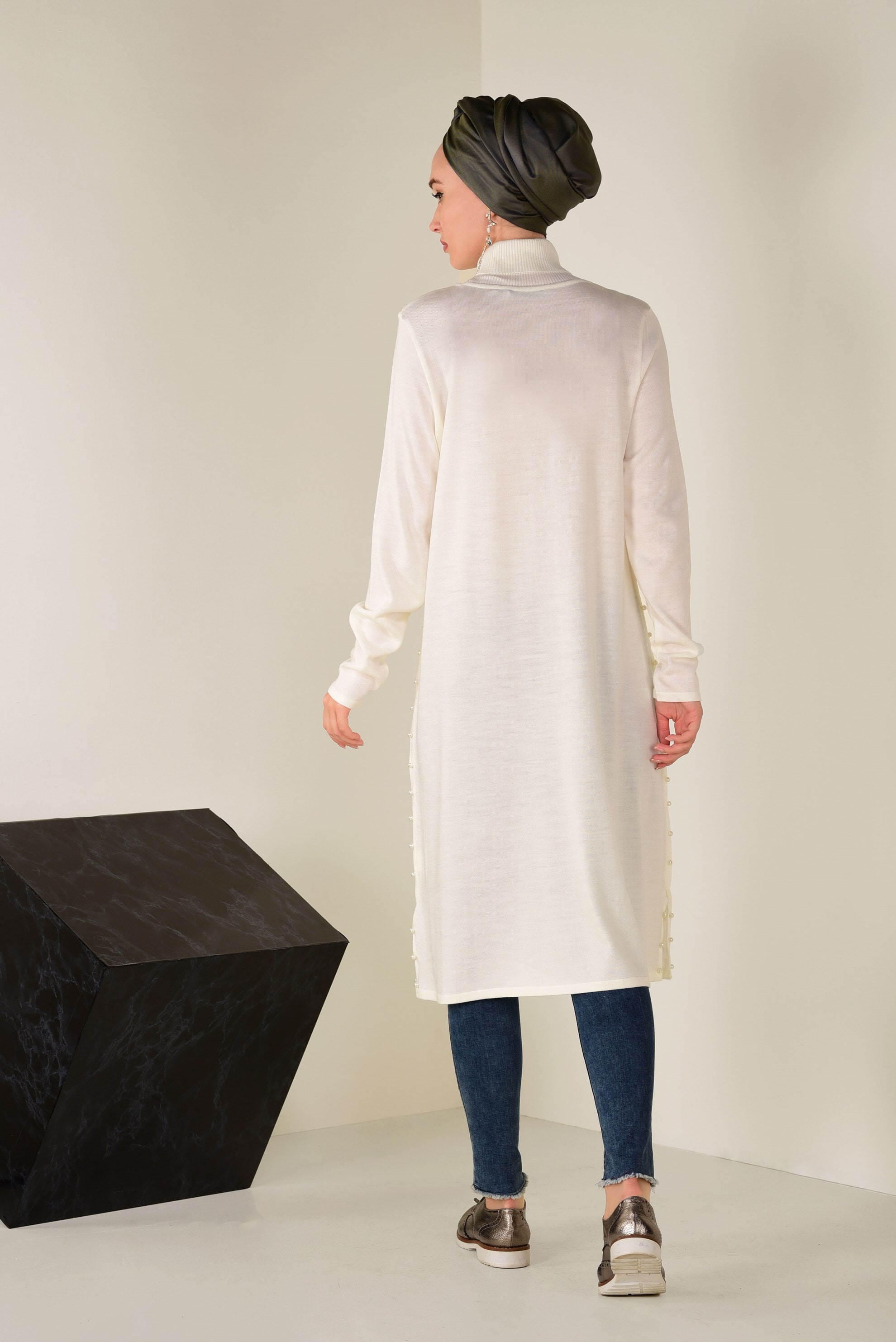 Tesettür giyim BEYAZ BALIKÇI YAKA İNCİ DETAYLI TRİKO TUNİK 4512  