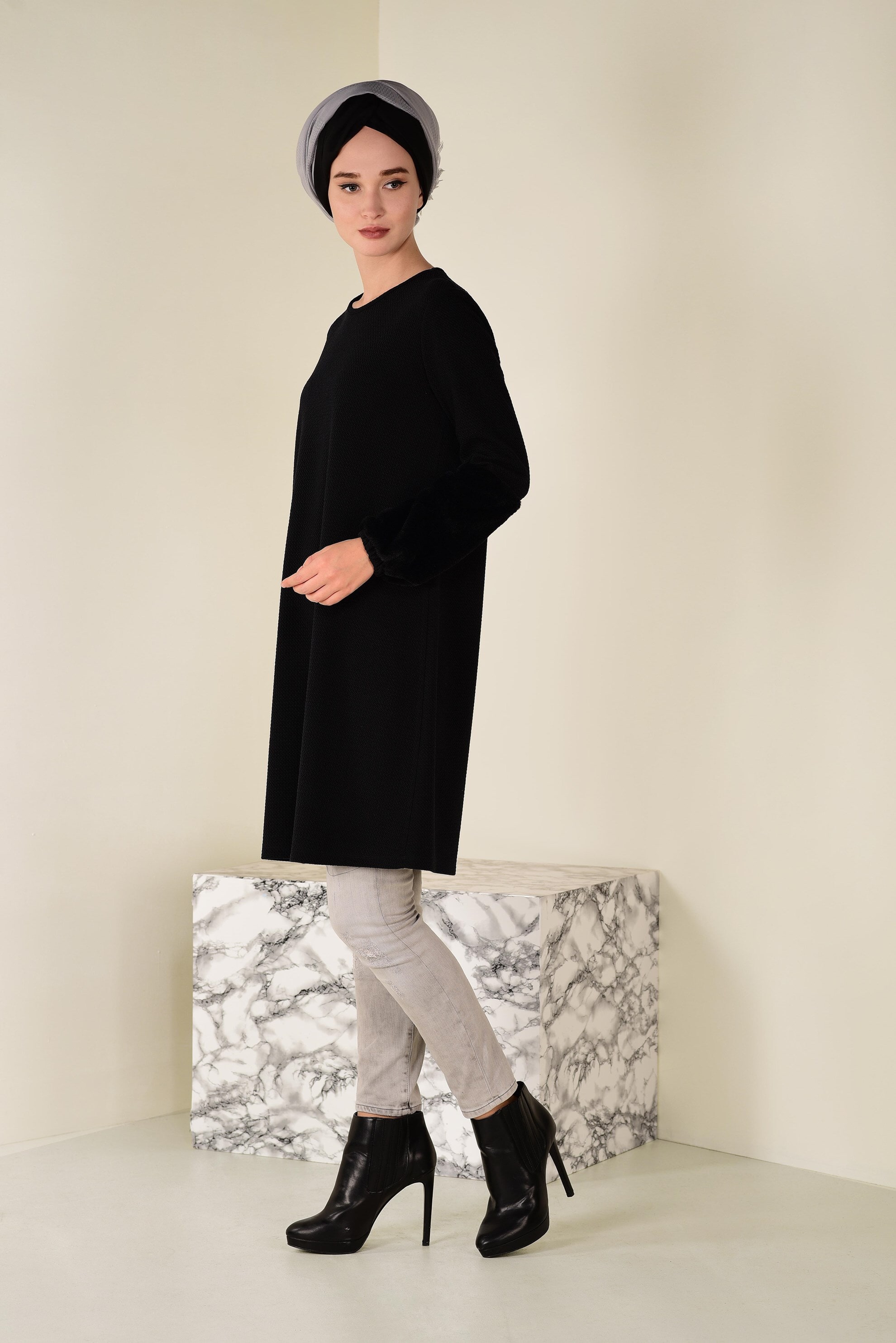 Tesettür giyim SİYAH KOLLARI YÜN DETAYLI TUNİK 4582