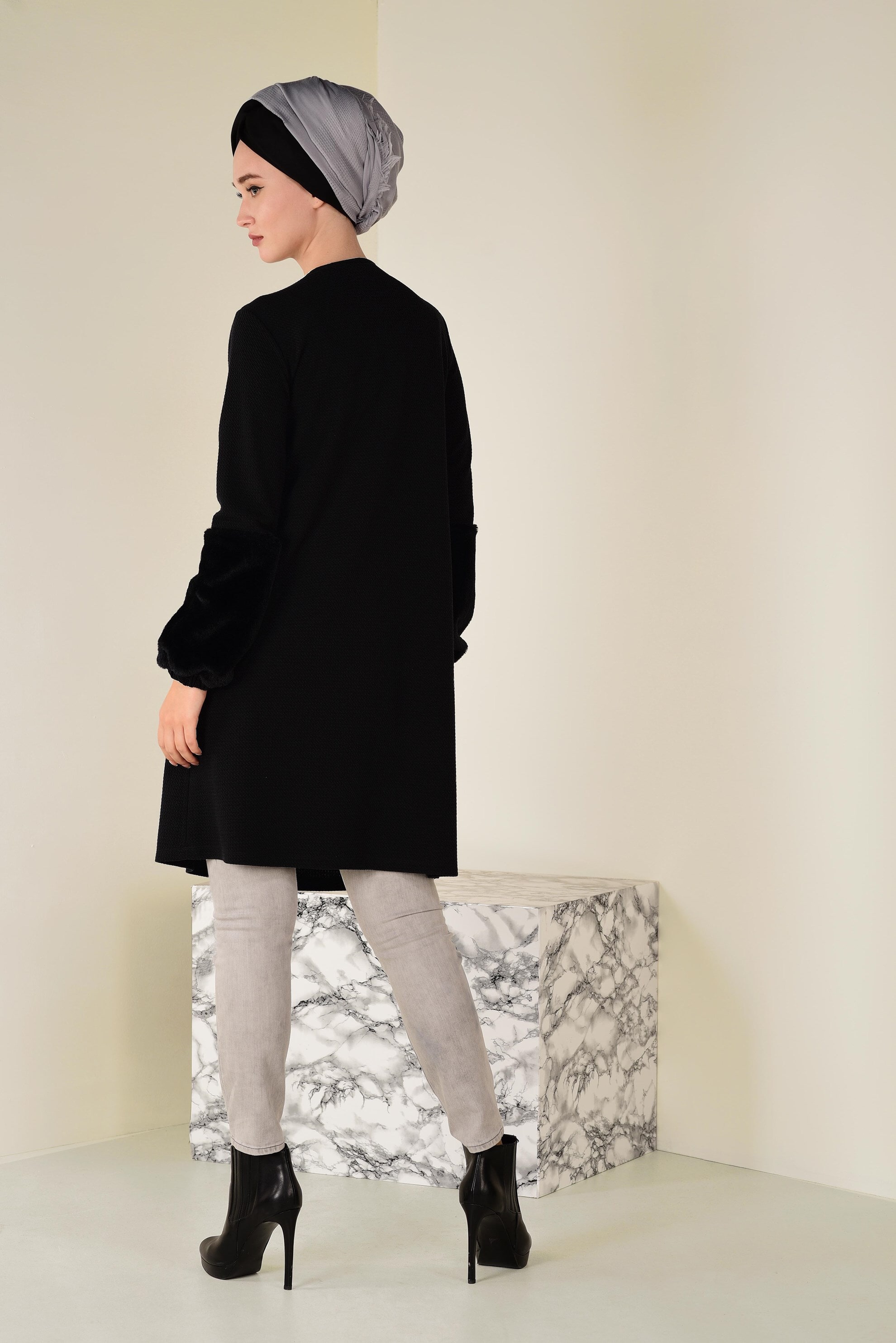 Tesettür giyim SİYAH KOLLARI YÜN DETAYLI TUNİK 4582