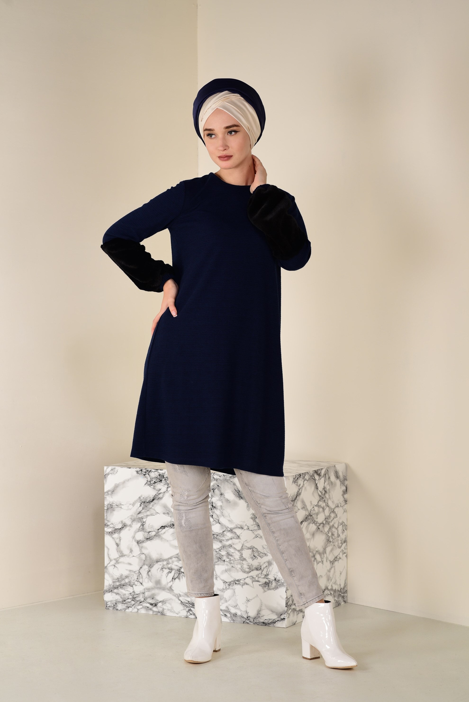 Tesettür giyim LACİVERT KOLLARI YÜN DETAYLI TUNİK 4582