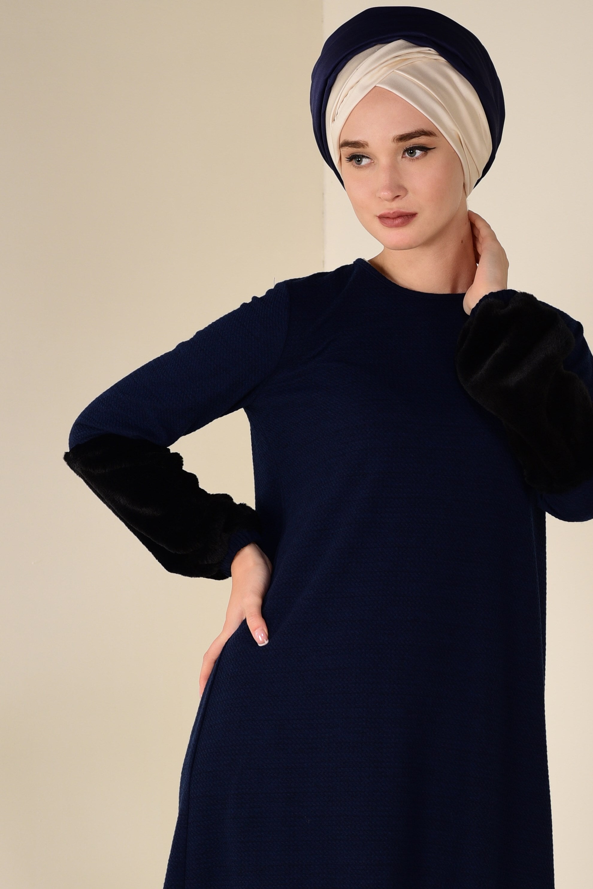Tesettür giyim LACİVERT KOLLARI YÜN DETAYLI TUNİK 4582
