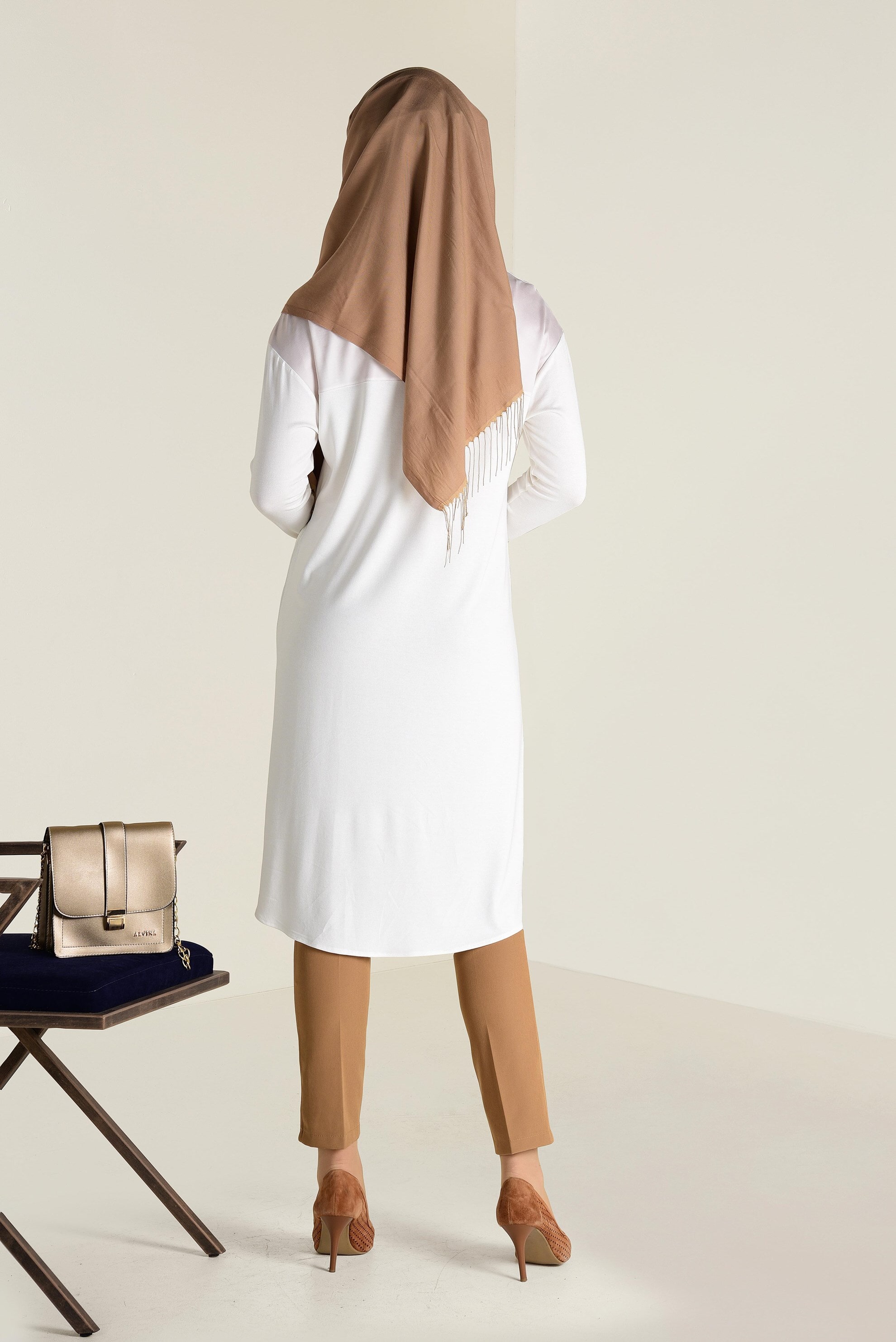 Tesettür giyim BEYAZ CEPLİ ASİMETRİK KESİM TRİKO TUNİK 4587 