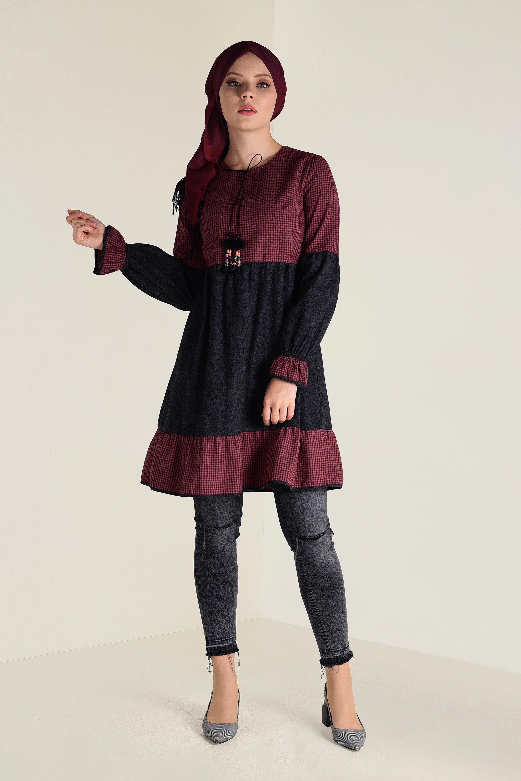 Tesettür giyim SİYAH YAKASI BAĞCIK DETAYLI  PÖTİKARELİ GENİŞ KESİM TUNİK 4593 