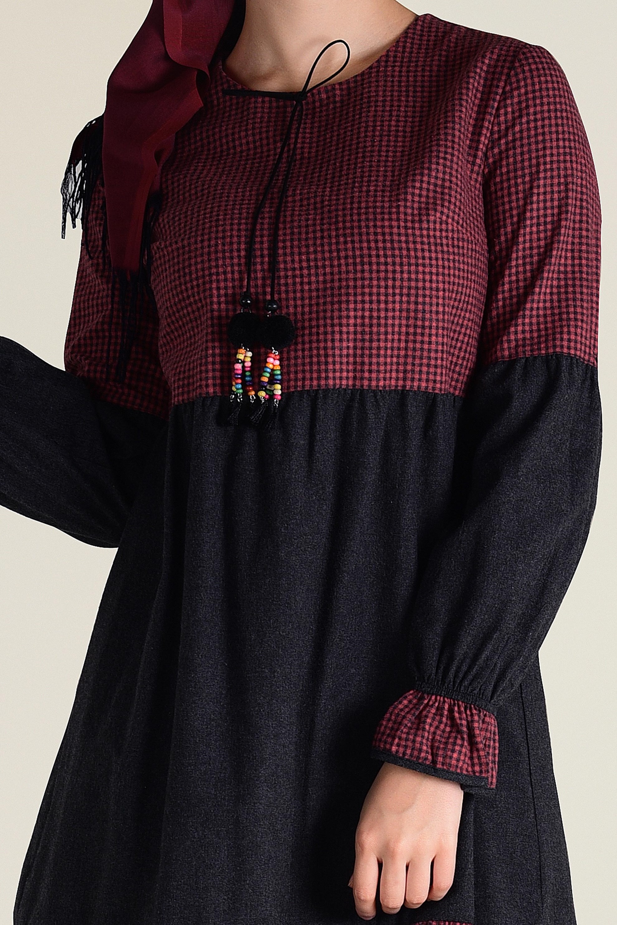 Tesettür giyim SİYAH YAKASI BAĞCIK DETAYLI  PÖTİKARELİ GENİŞ KESİM TUNİK 4593 