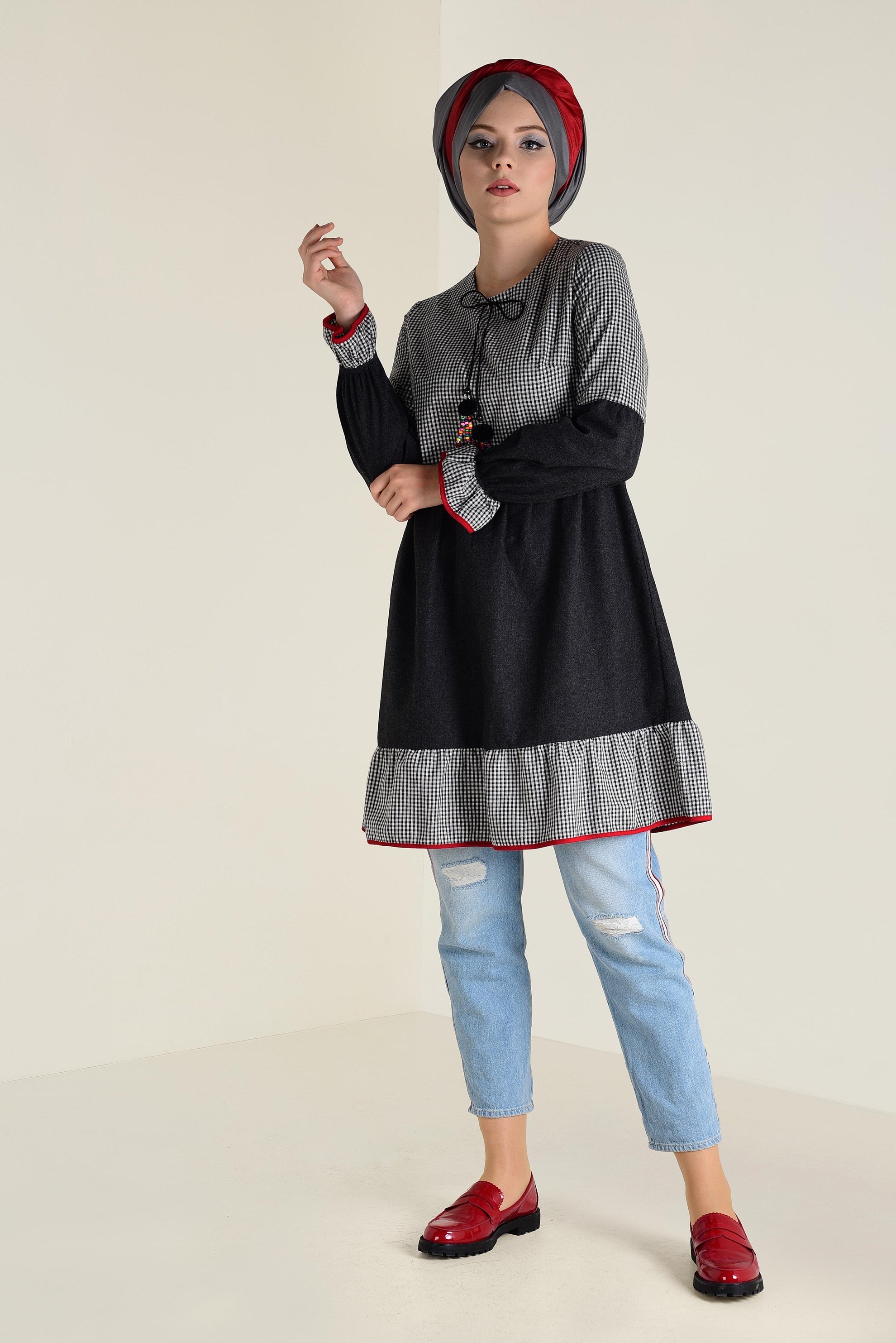 Tesettür giyim SİYAH YAKASI BAĞCIK DETAYLI  PÖTİKARELİ GENİŞ KESİM TUNİK 4593 