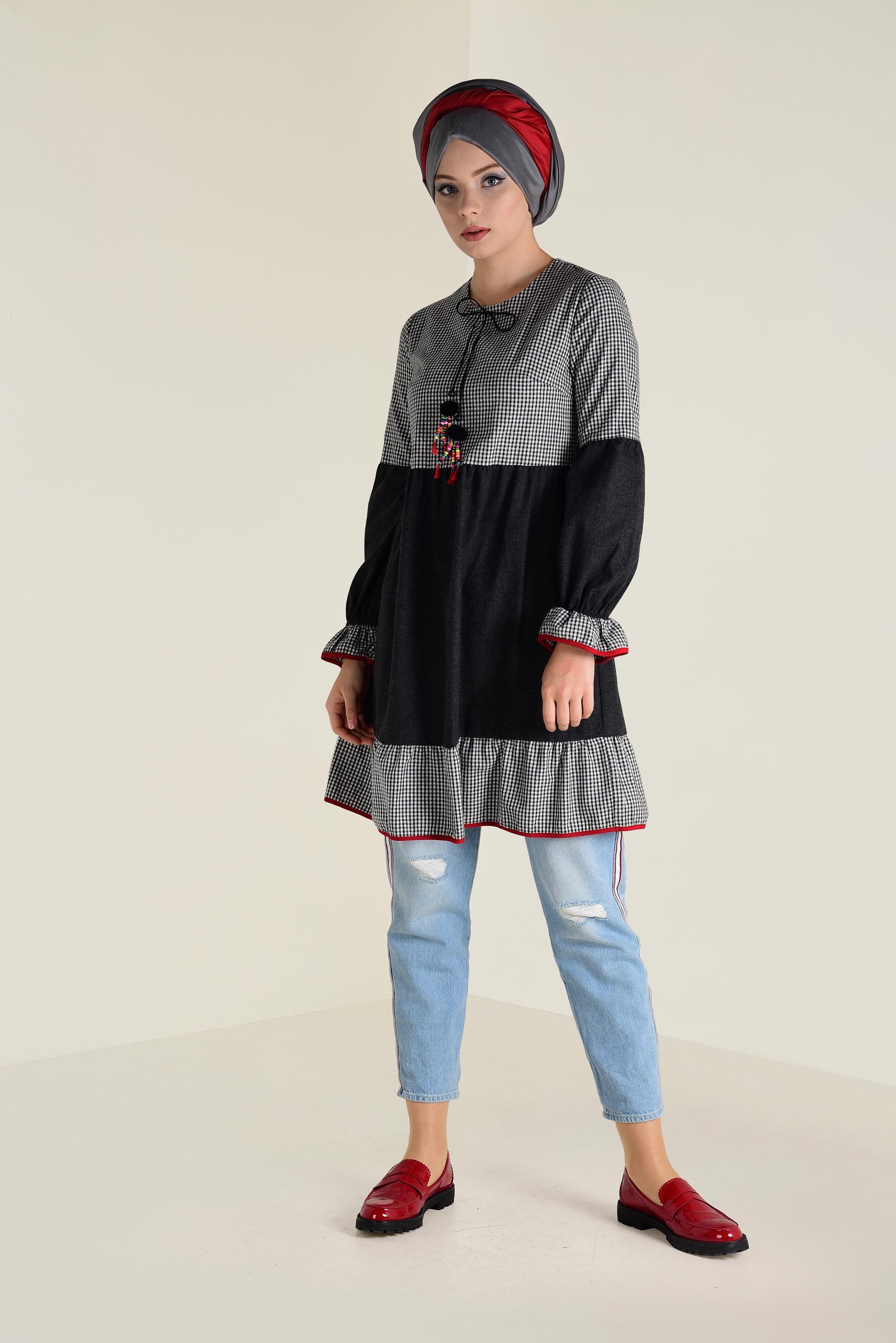 Tesettür giyim SİYAH YAKASI BAĞCIK DETAYLI  PÖTİKARELİ GENİŞ KESİM TUNİK 4593 