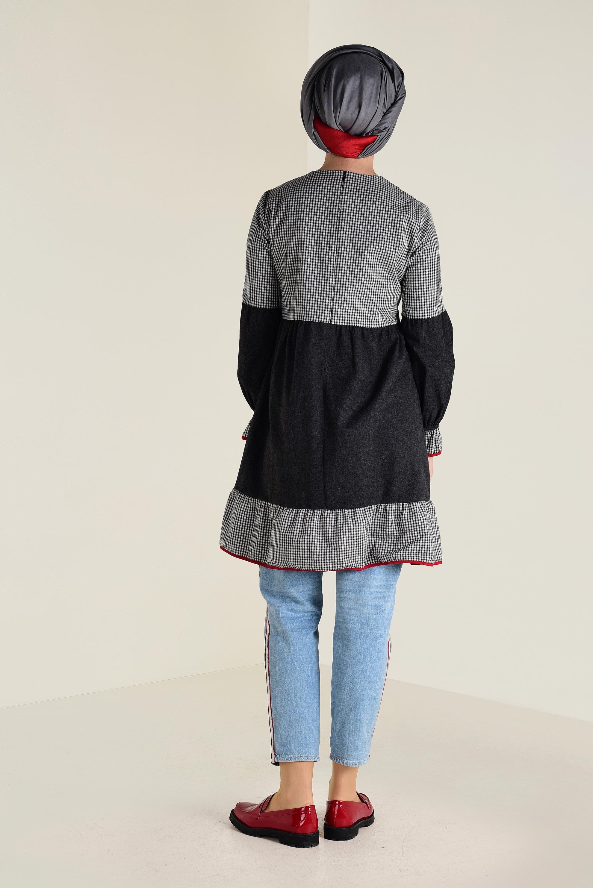 Tesettür giyim SİYAH YAKASI BAĞCIK DETAYLI  PÖTİKARELİ GENİŞ KESİM TUNİK 4593 