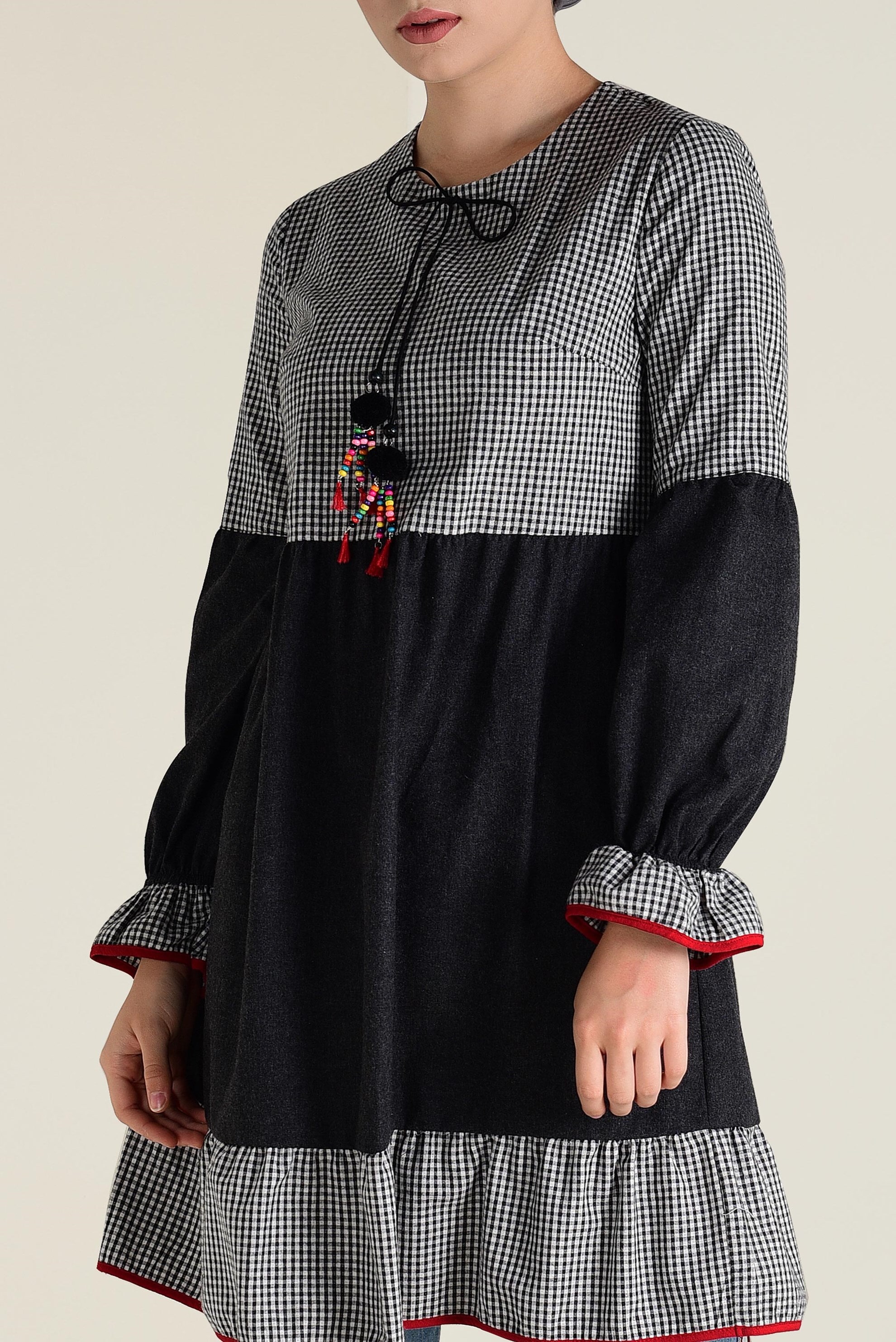 Tesettür giyim SİYAH YAKASI BAĞCIK DETAYLI  PÖTİKARELİ GENİŞ KESİM TUNİK 4593 