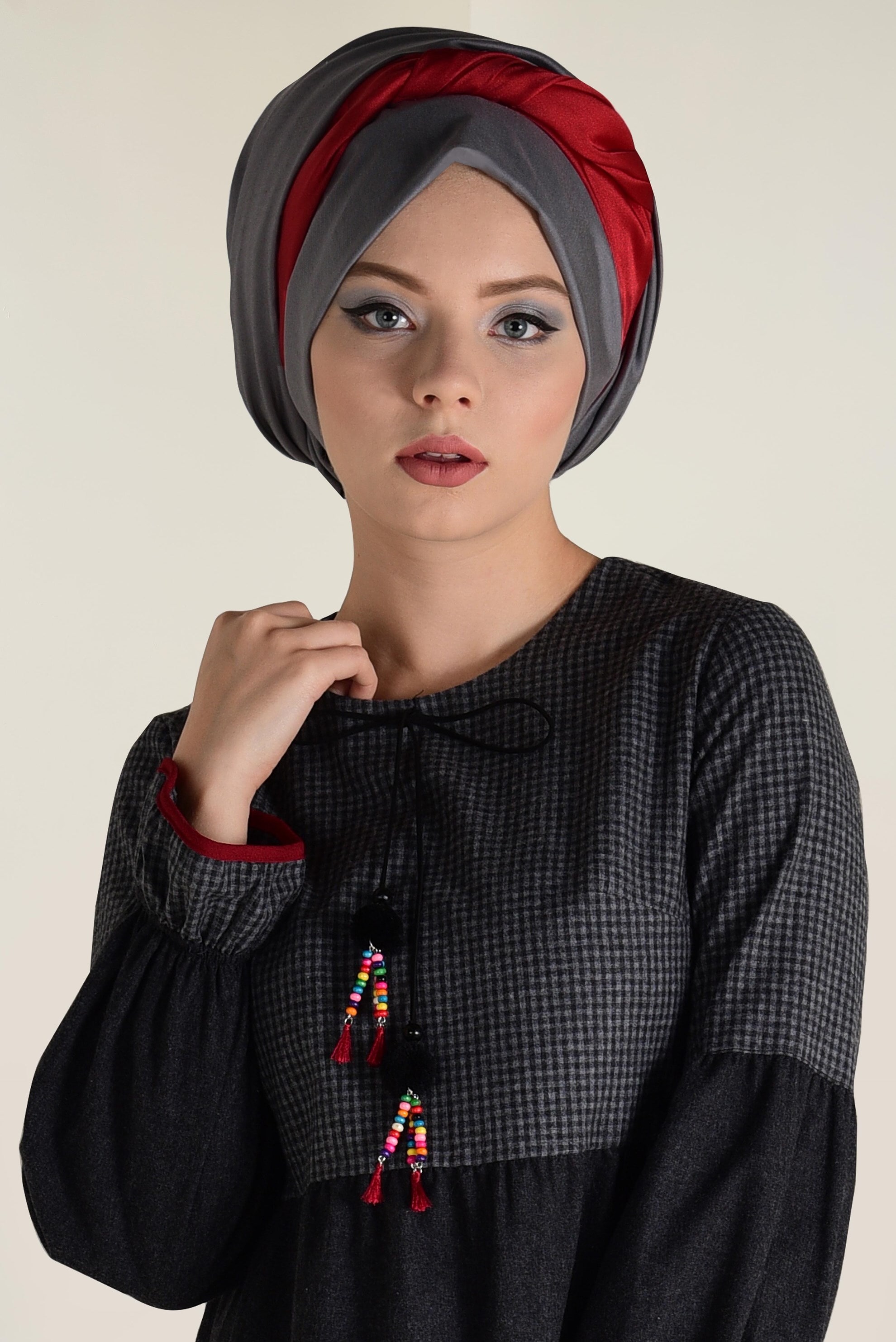 Tesettür giyim GRİ YAKASI BAĞCIK DETAYLI  PÖTİKARELİ GENİŞ KESİM TUNİK 4593 