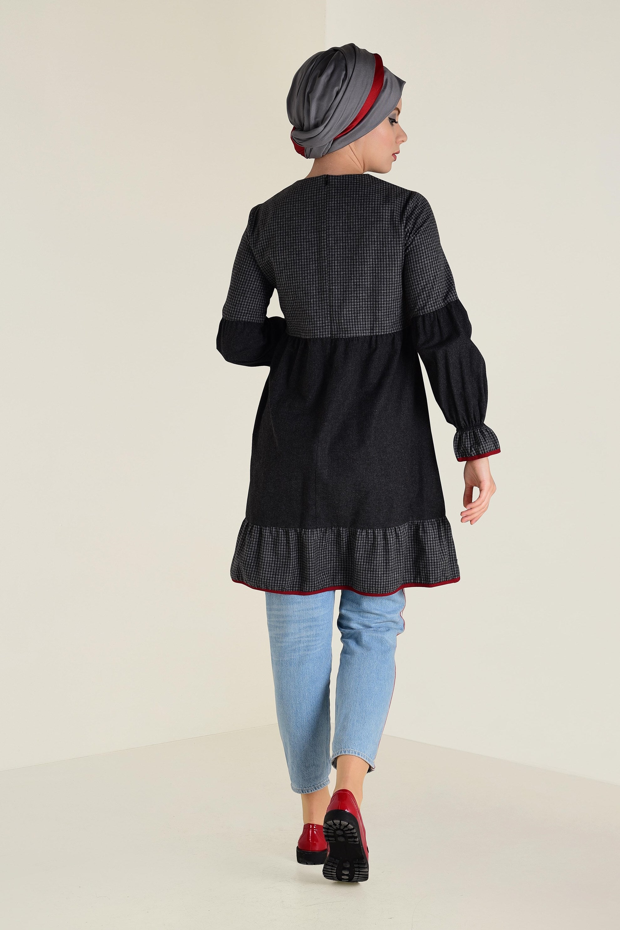 Tesettür giyim GRİ YAKASI BAĞCIK DETAYLI  PÖTİKARELİ GENİŞ KESİM TUNİK 4593 