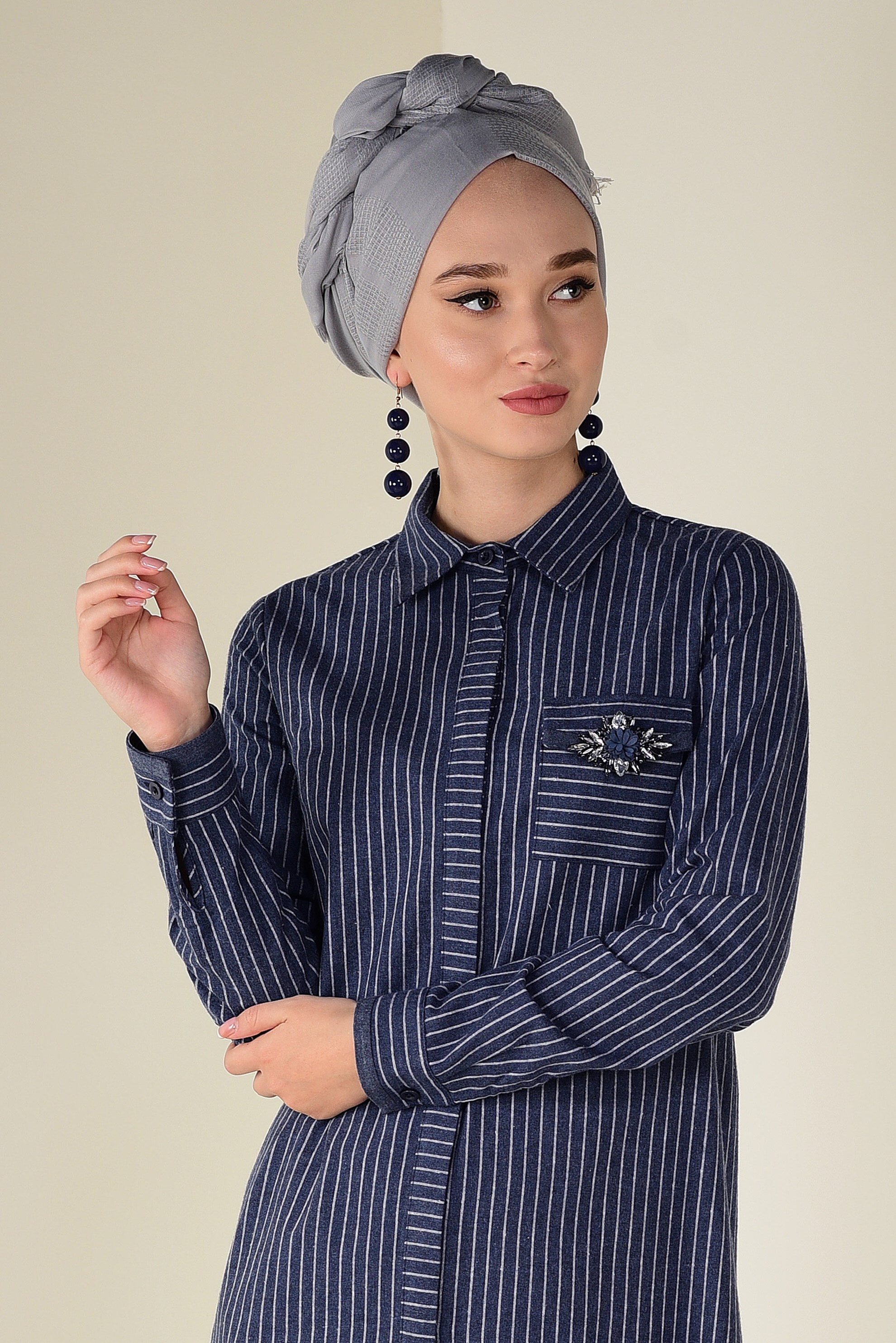 Tesettür giyim LACİVERT CEBİ BROŞ DETAYLI ÇİZGİLİ PAMUKLU TUNİK 4600