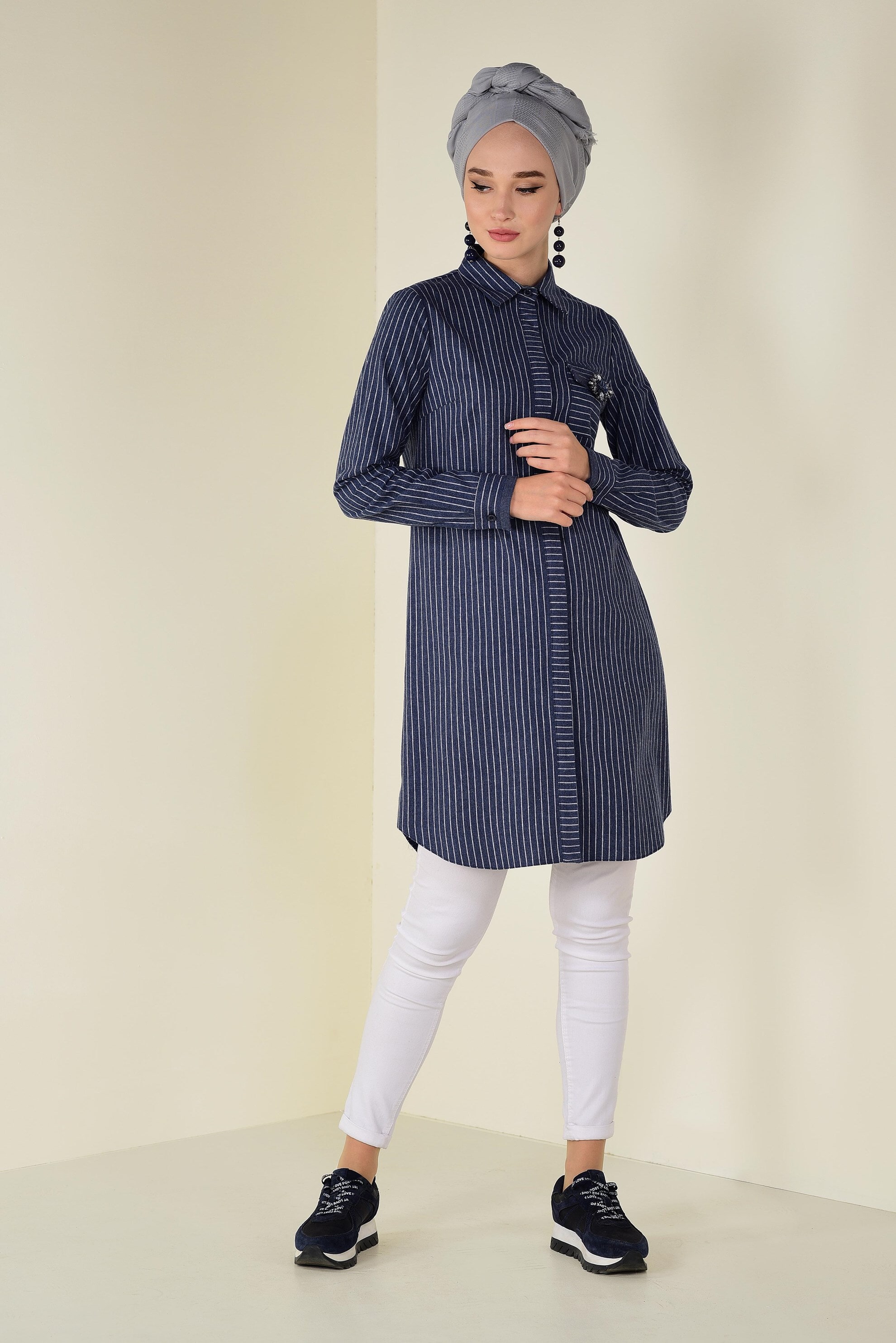 Tesettür giyim LACİVERT CEBİ BROŞ DETAYLI ÇİZGİLİ PAMUKLU TUNİK 4600