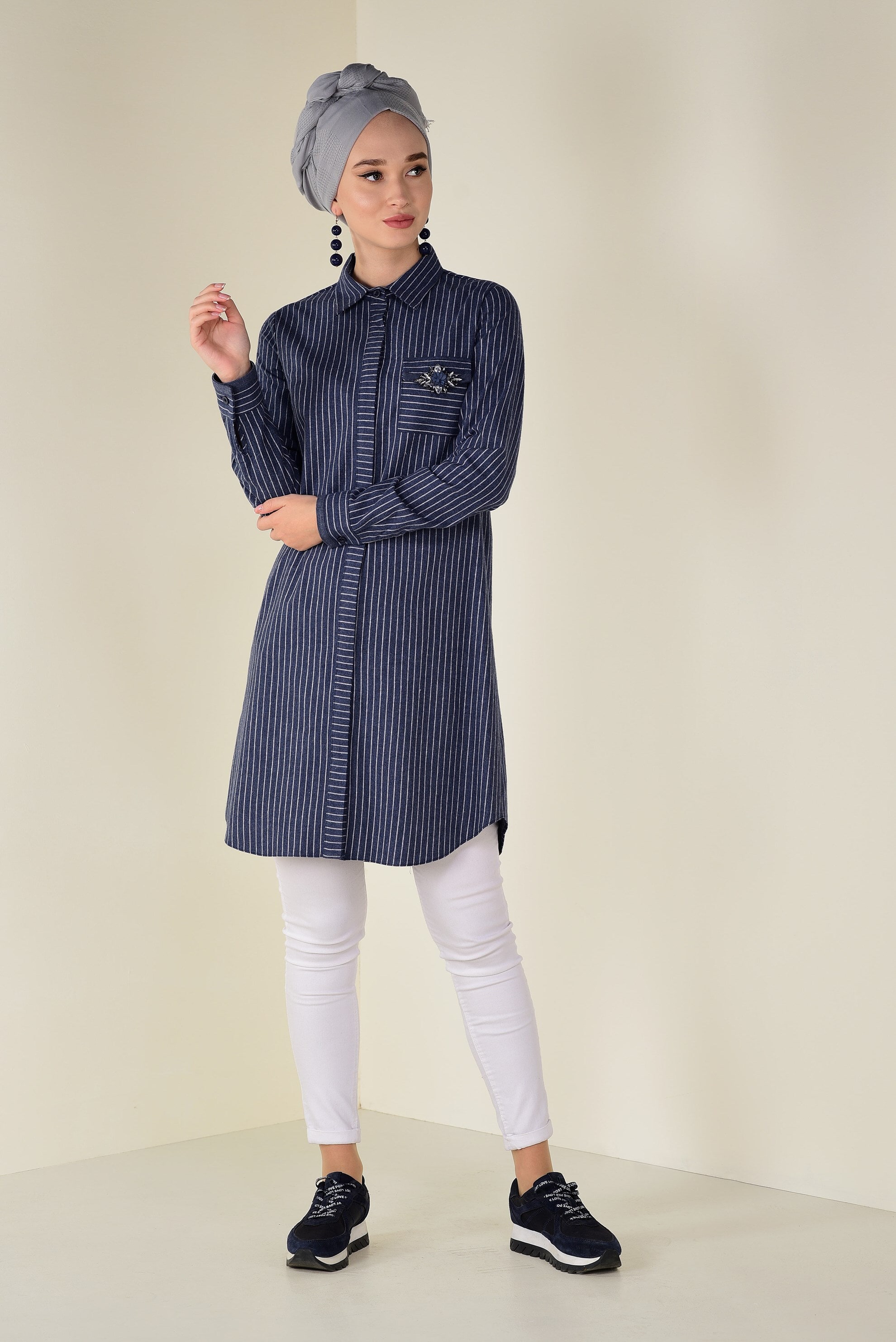 Tesettür giyim LACİVERT CEBİ BROŞ DETAYLI ÇİZGİLİ PAMUKLU TUNİK 4600