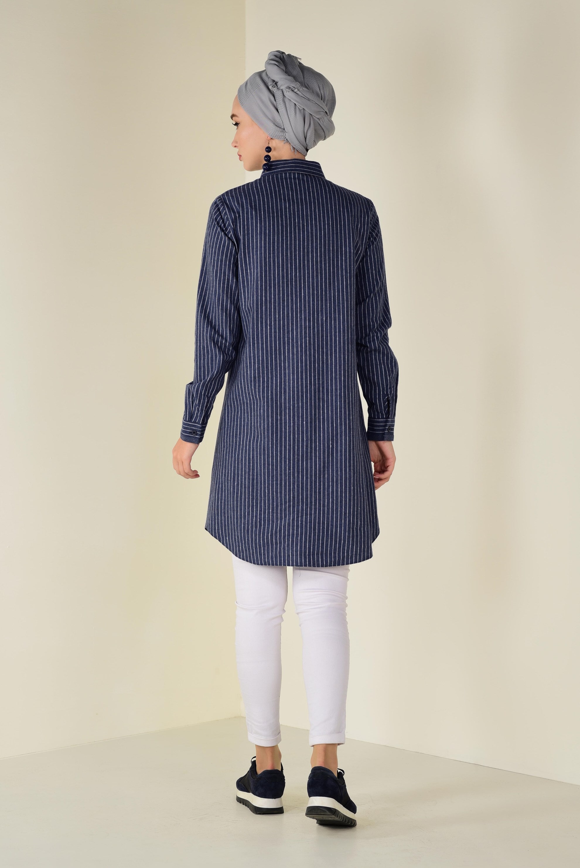 Tesettür giyim LACİVERT CEBİ BROŞ DETAYLI ÇİZGİLİ PAMUKLU TUNİK 4600