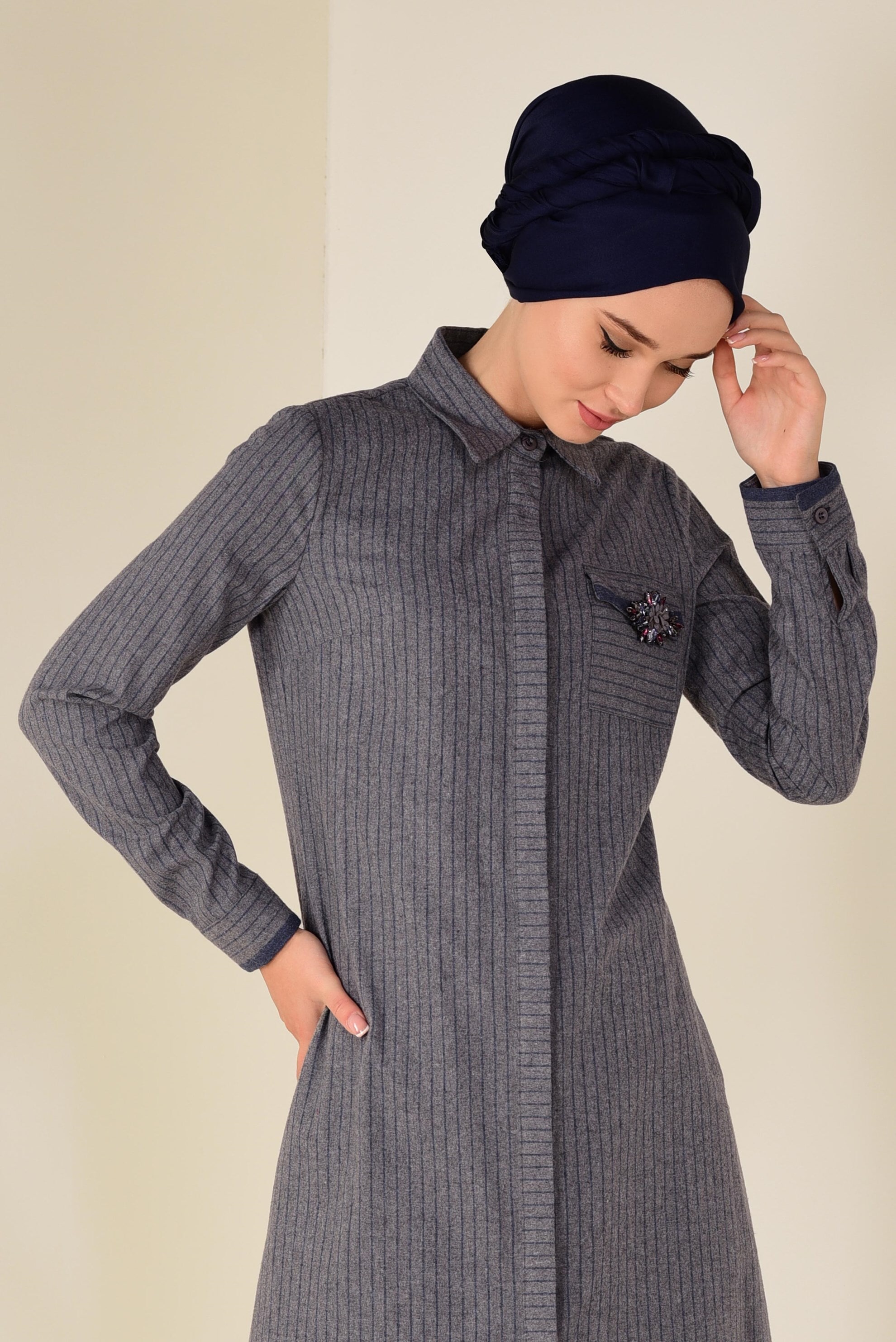 Tesettür giyim GRİ CEBİ BROŞ DETAYLI ÇİZGİLİ PAMUKLU TUNİK 4600