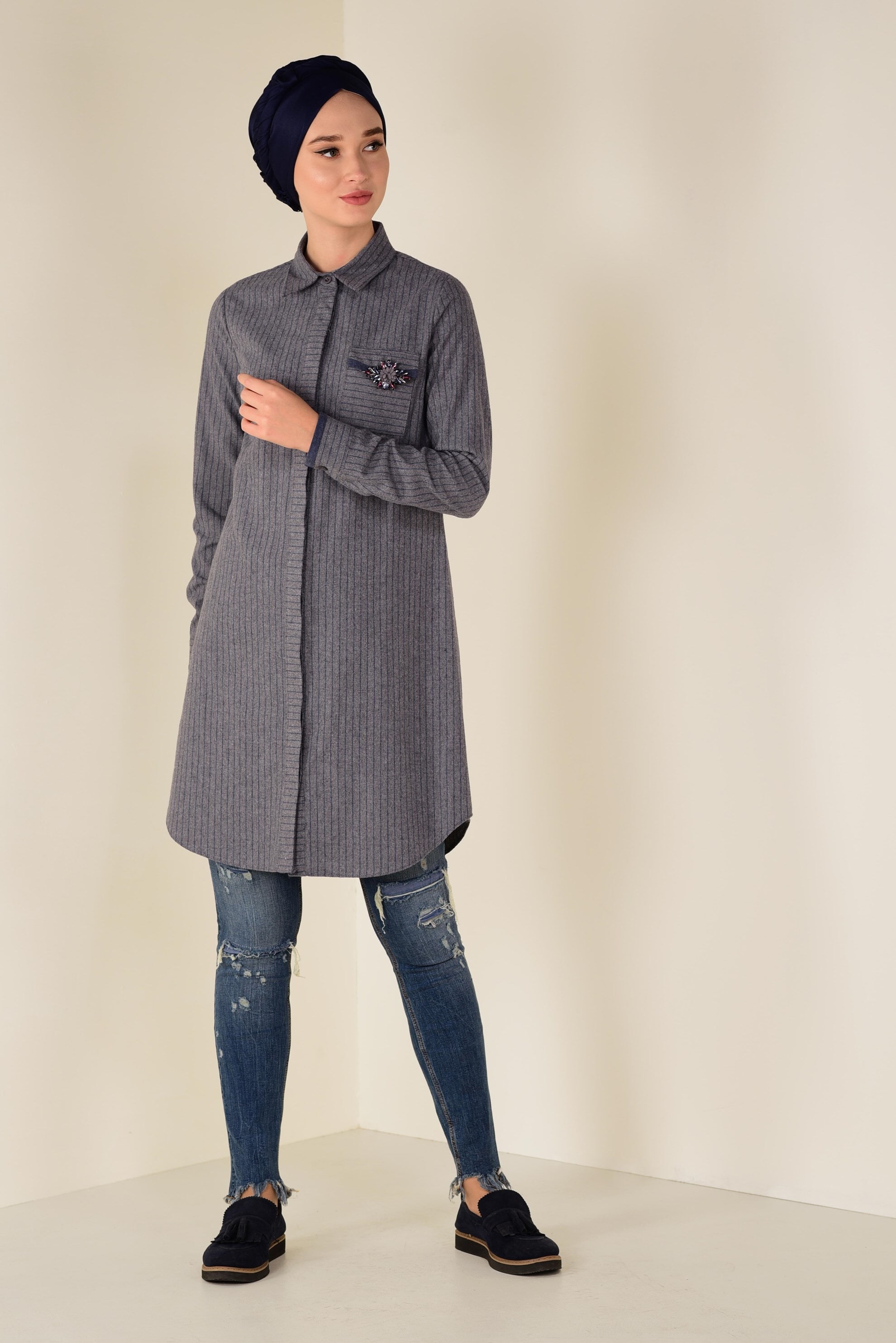 Tesettür giyim GRİ CEBİ BROŞ DETAYLI ÇİZGİLİ PAMUKLU TUNİK 4600
