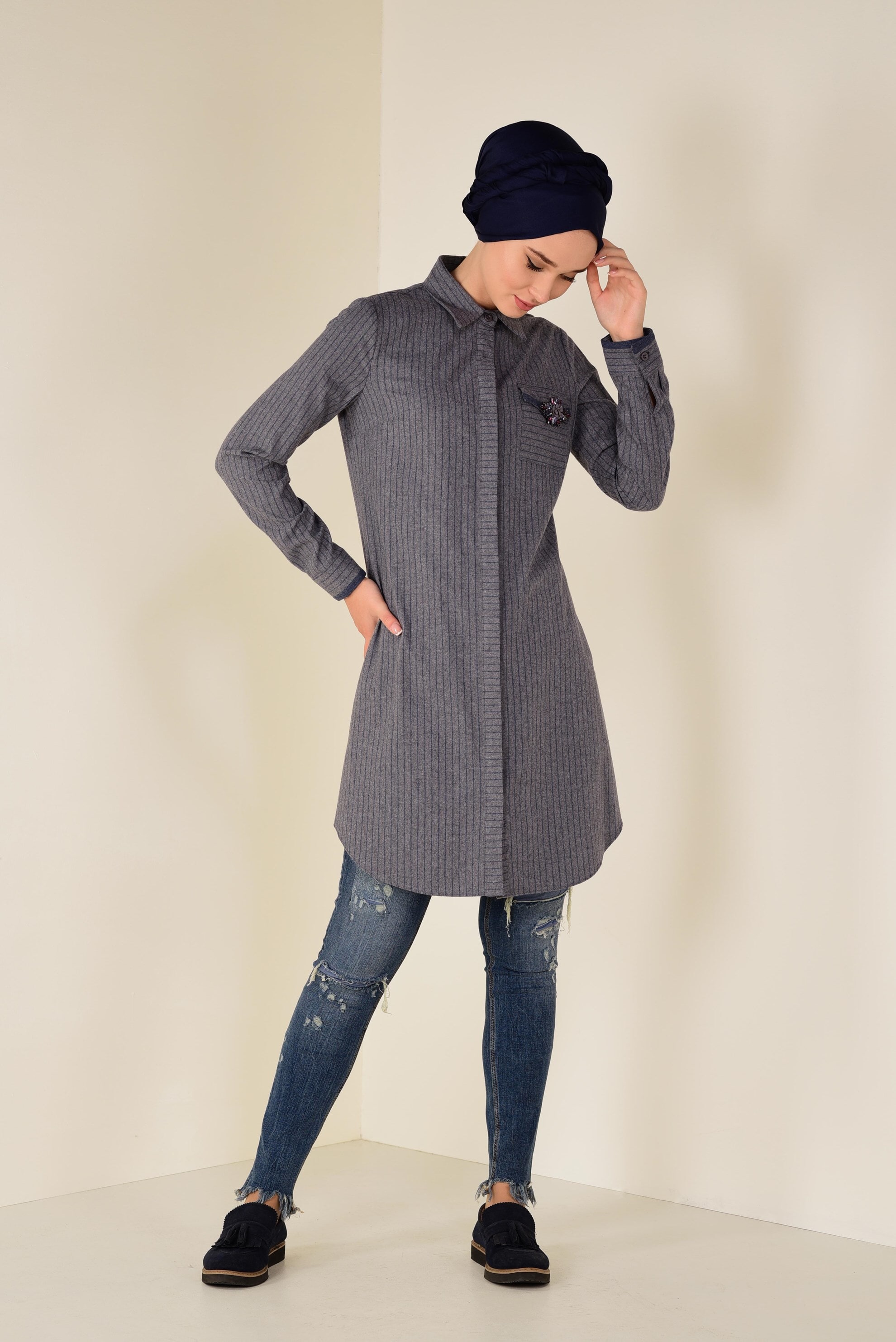 Tesettür giyim GRİ CEBİ BROŞ DETAYLI ÇİZGİLİ PAMUKLU TUNİK 4600