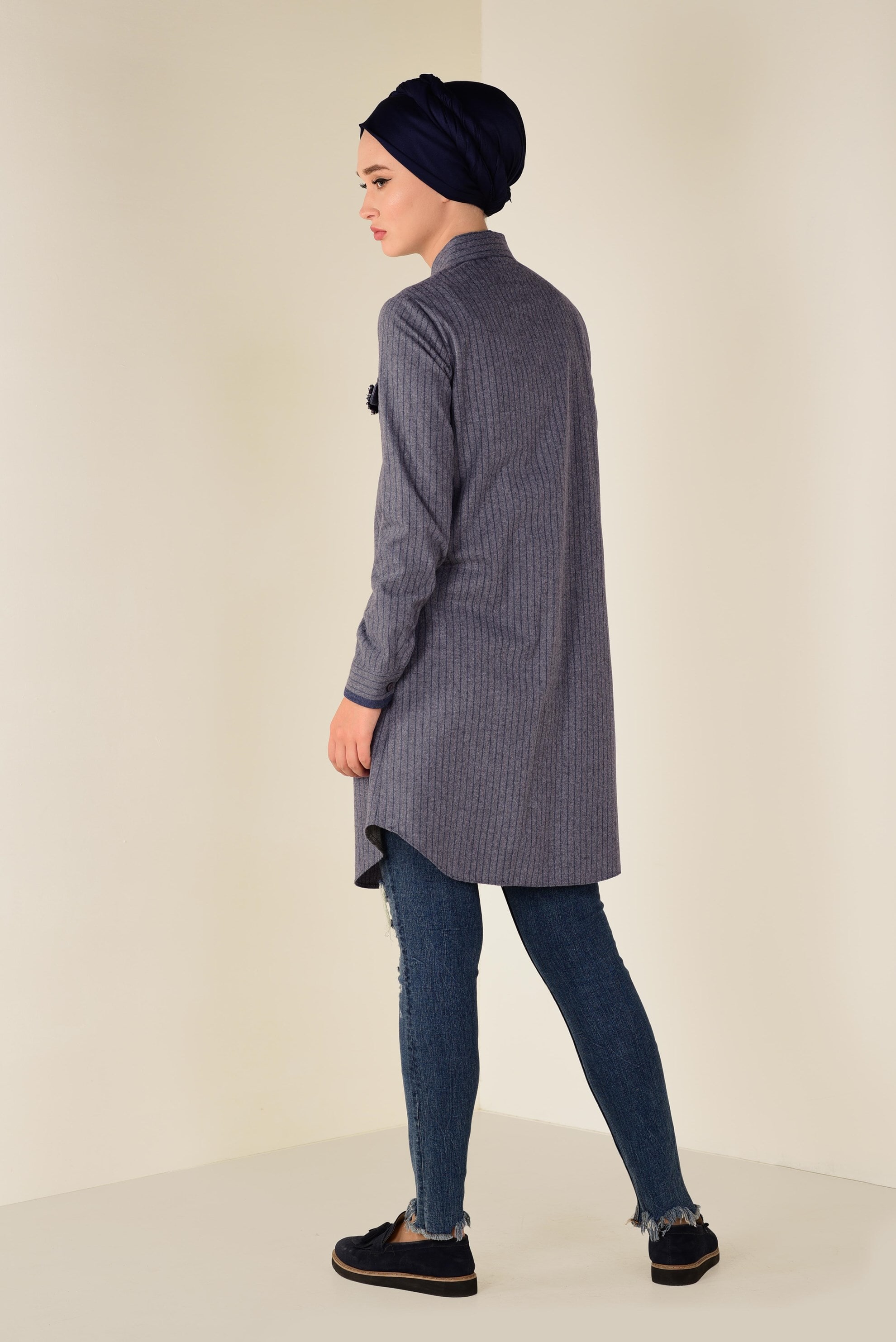 Tesettür giyim GRİ CEBİ BROŞ DETAYLI ÇİZGİLİ PAMUKLU TUNİK 4600