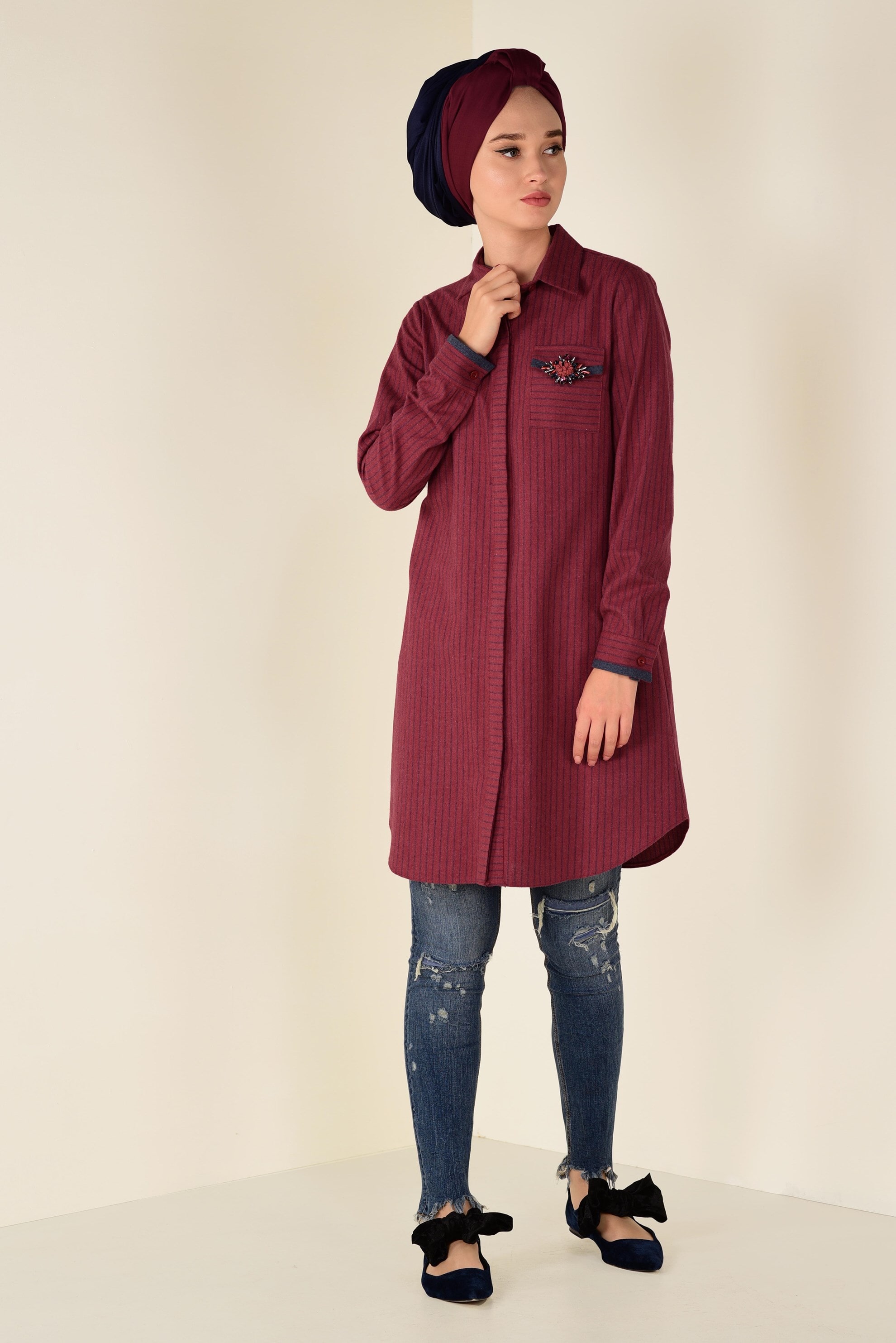 Tesettür giyim KIRMIZI CEBİ BROŞ DETAYLI ÇİZGİLİ PAMUKLU TUNİK 4600