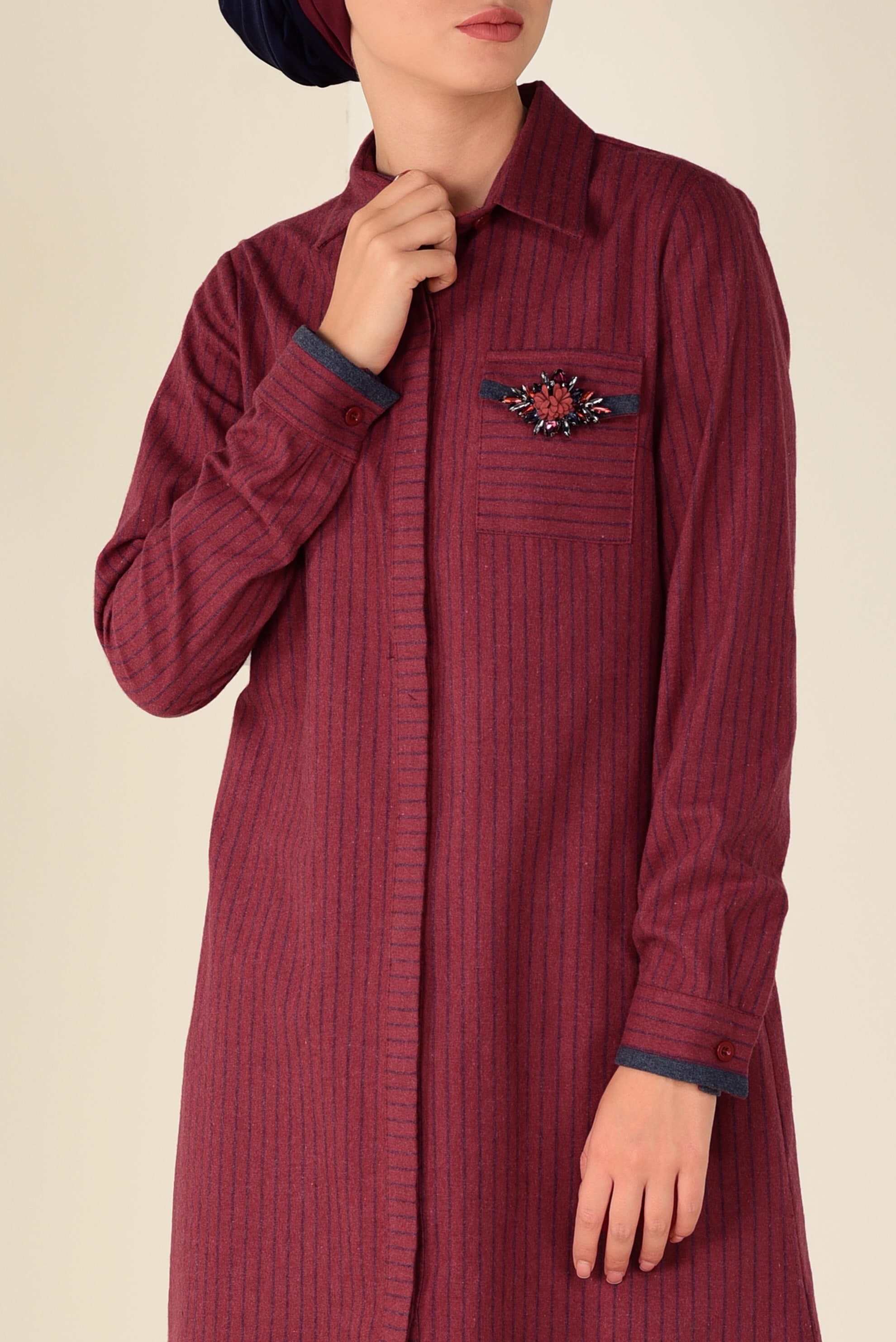 Tesettür giyim KIRMIZI CEBİ BROŞ DETAYLI ÇİZGİLİ PAMUKLU TUNİK 4600