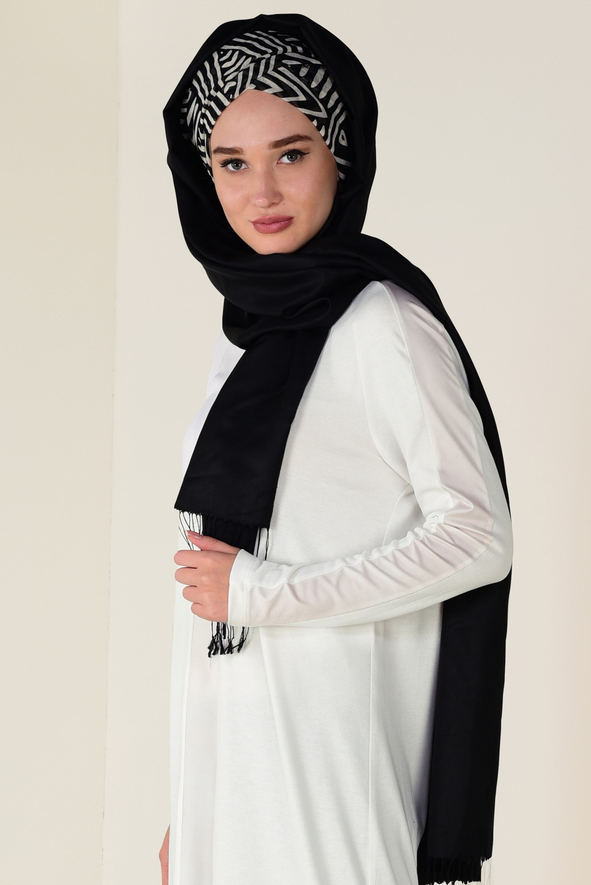 Tesettür giyim BEYAZ KOLLARI ŞERİTLİ BİSİKLET YAKA TUNİK 4615