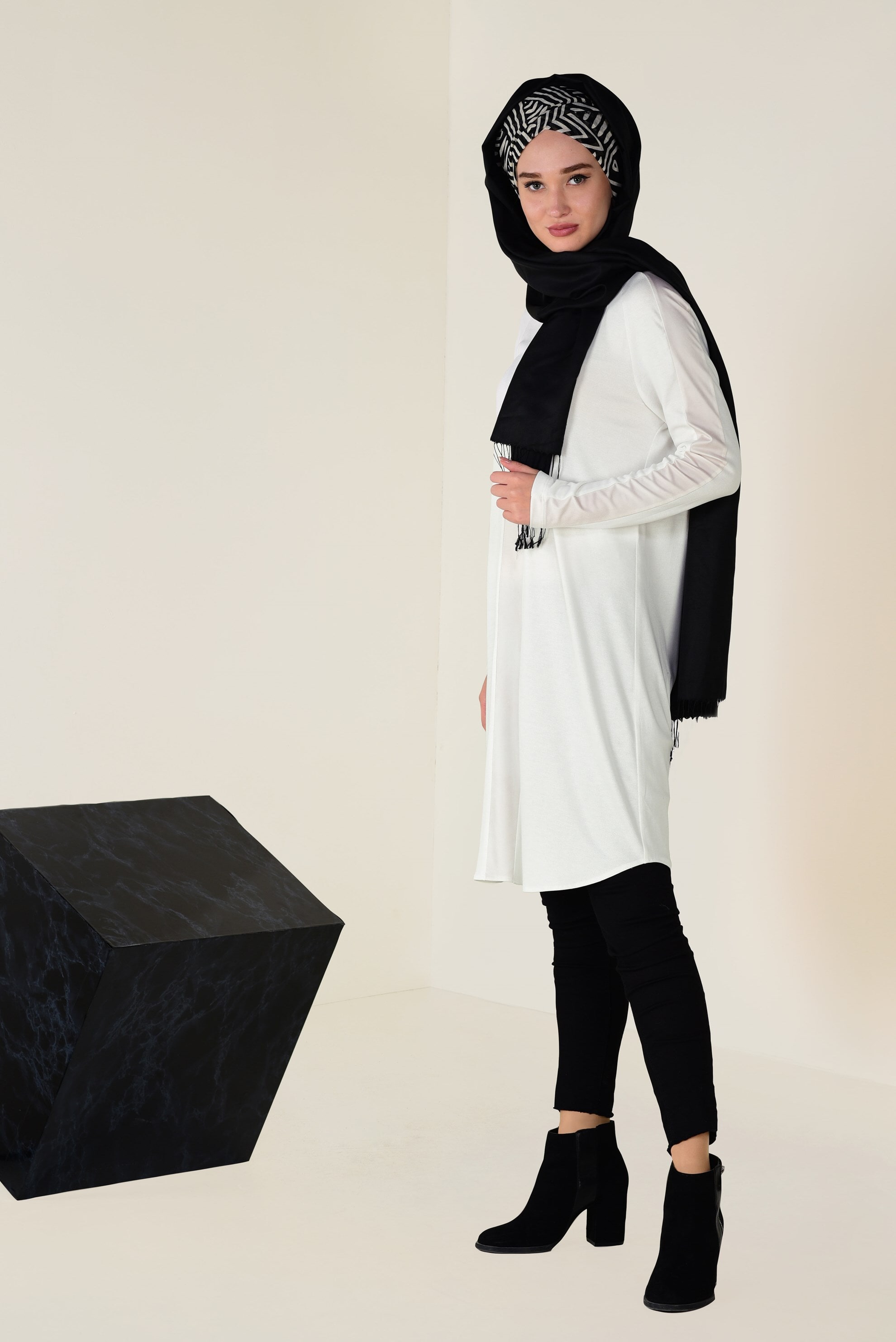 Tesettür giyim BEYAZ KOLLARI ŞERİTLİ BİSİKLET YAKA TUNİK 4615