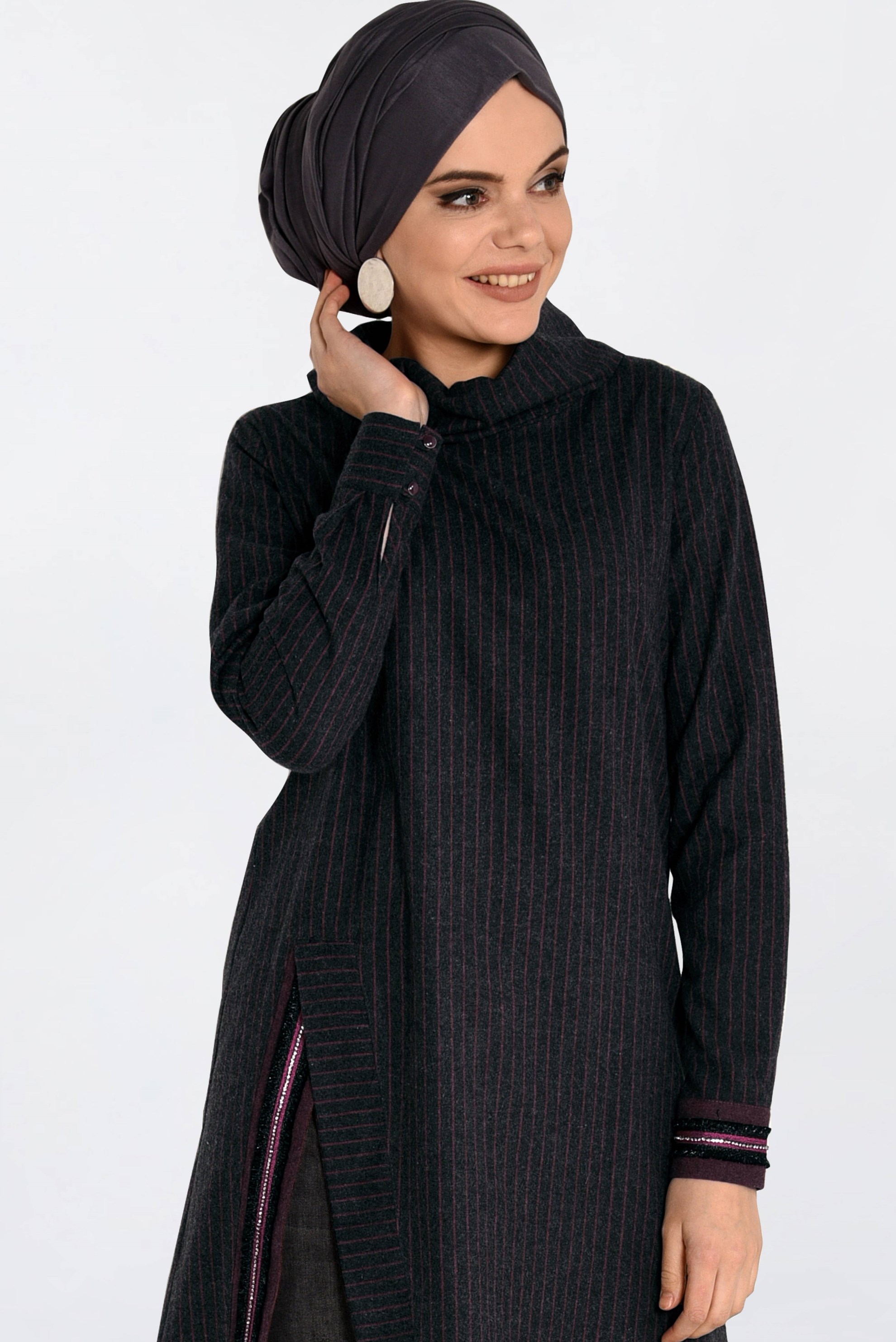 Tesettür giyim SİYAH YANI YIRTMAÇLI DÖKÜMLÜ YAKA TUNİK 4624 