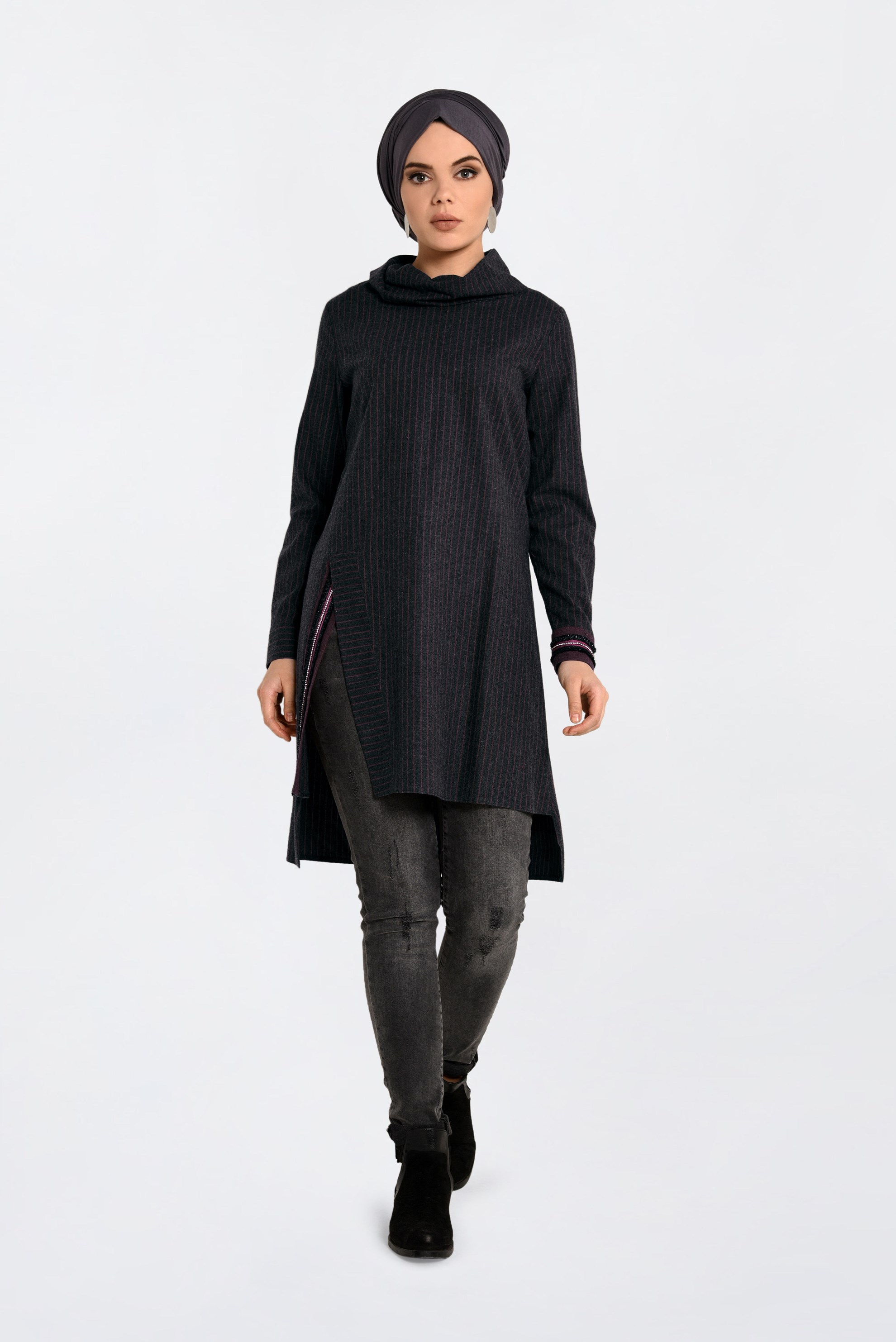 Tesettür giyim SİYAH YANI YIRTMAÇLI DÖKÜMLÜ YAKA TUNİK 4624 