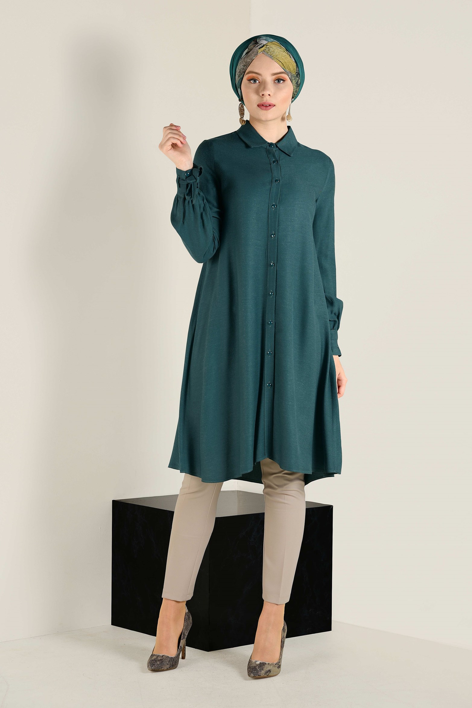 Tesettür giyim YEŞİL MANŞETLERİ BAĞCIK DETAYLI DÜĞMELİ TUNİK 4629