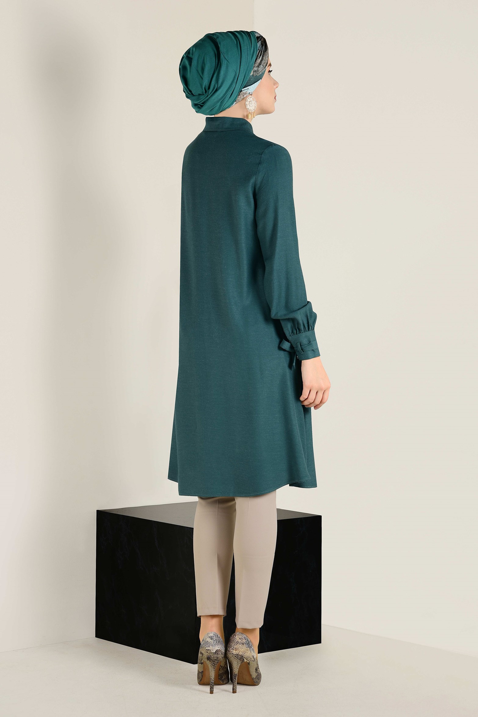 Tesettür giyim YEŞİL MANŞETLERİ BAĞCIK DETAYLI DÜĞMELİ TUNİK 4629