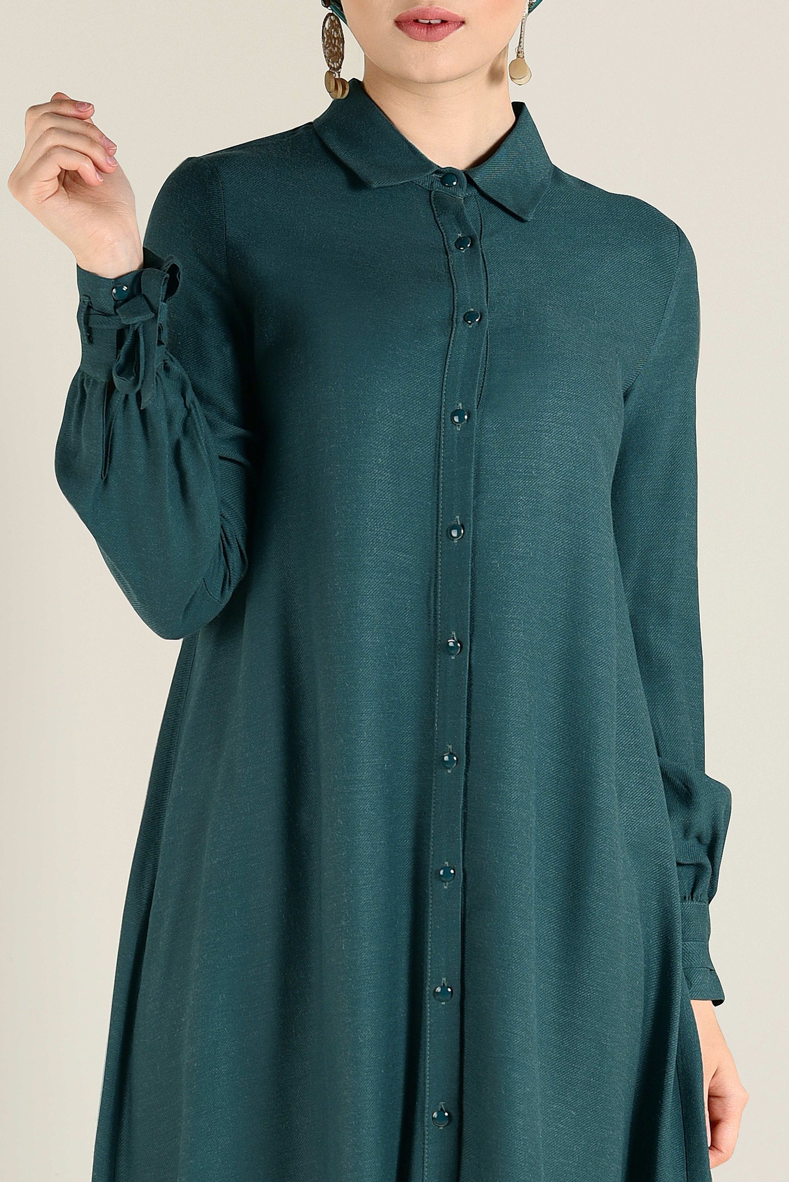 Tesettür giyim YEŞİL MANŞETLERİ BAĞCIK DETAYLI DÜĞMELİ TUNİK 4629