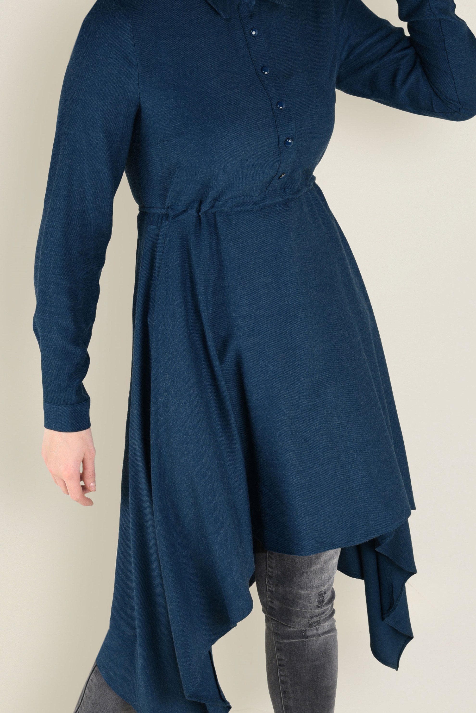 Tesettür giyim MAVİ ASİMETRİK KESİM BELDEN BÜZGÜLÜ TUNİK 4631