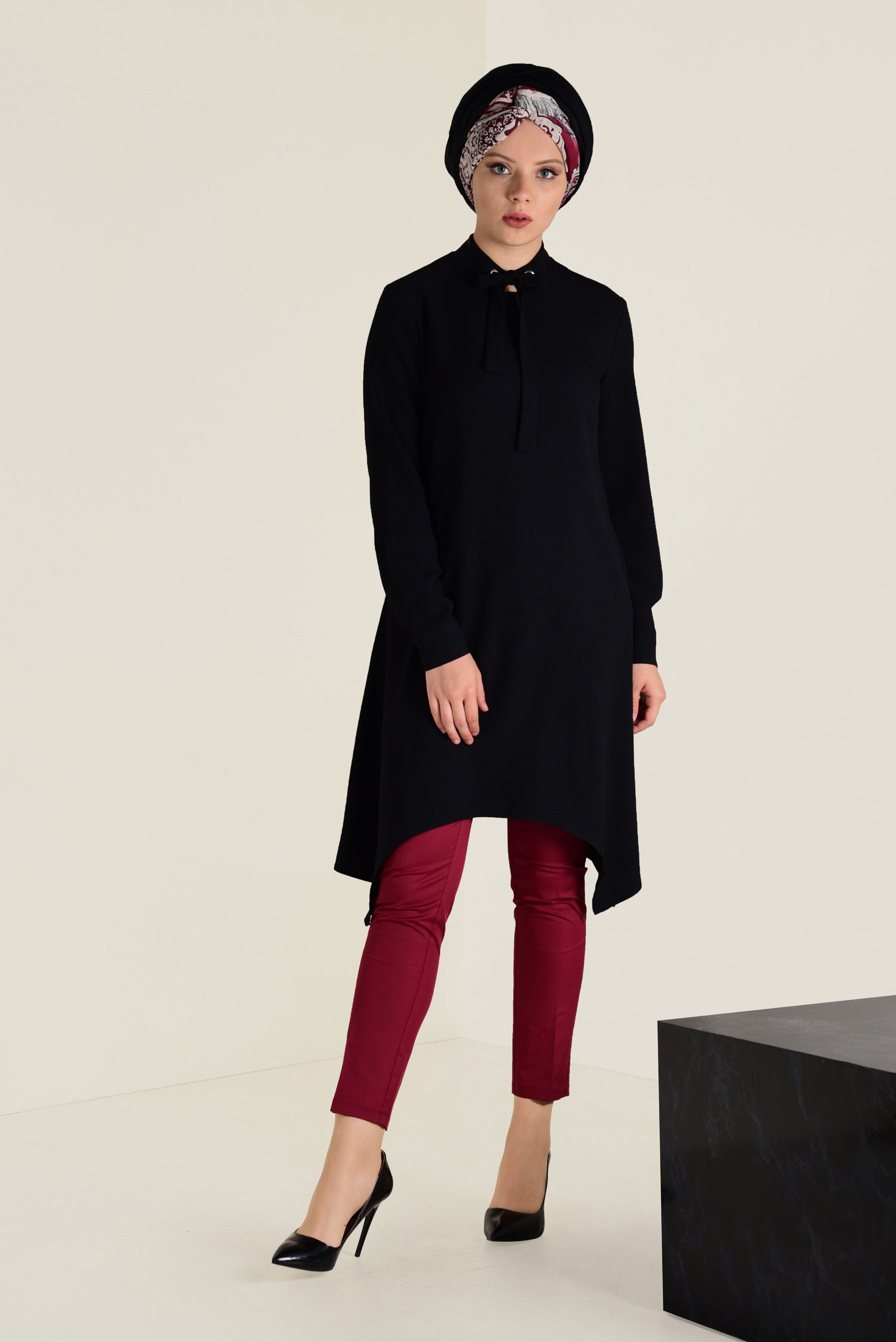 Tesettür giyim SİYAH YAKASI BAĞCIKLI TUNİK 4642