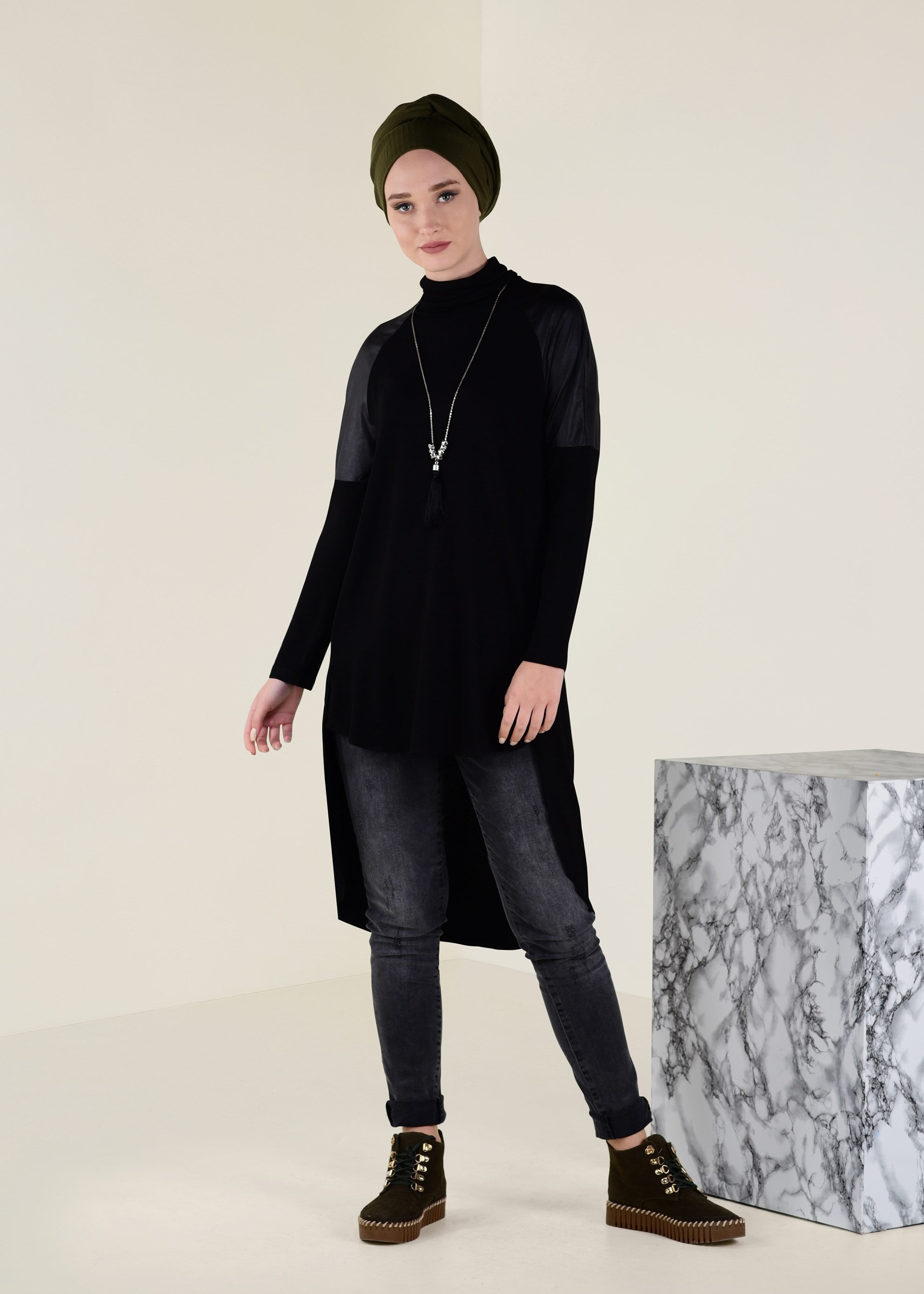 Tesettür giyim SİYAH OMUZLARI SUNİ DERİ DETAYLI BALIKÇI YAKA TUNİK 4646 