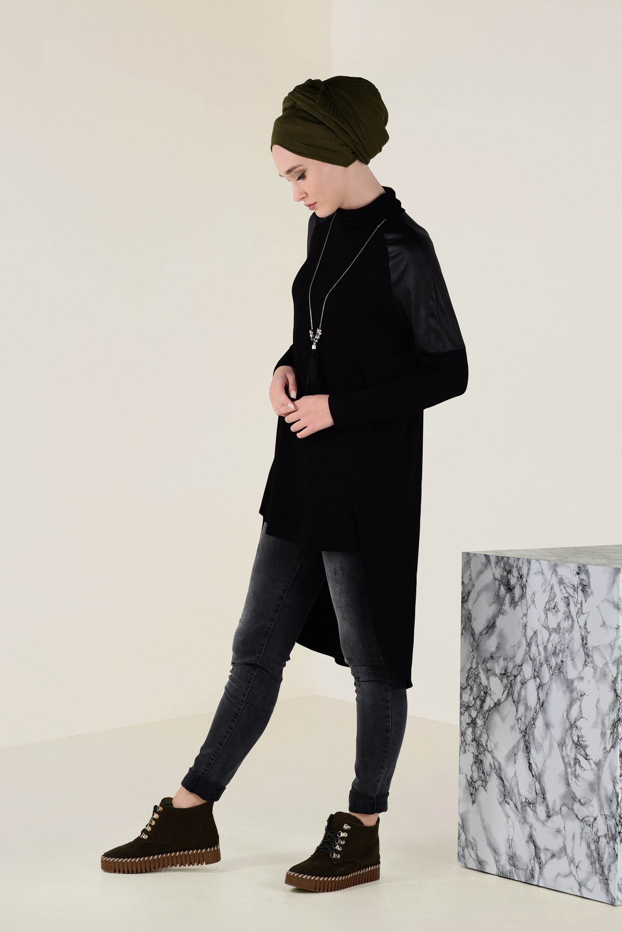 Tesettür giyim SİYAH OMUZLARI SUNİ DERİ DETAYLI BALIKÇI YAKA TUNİK 4646 