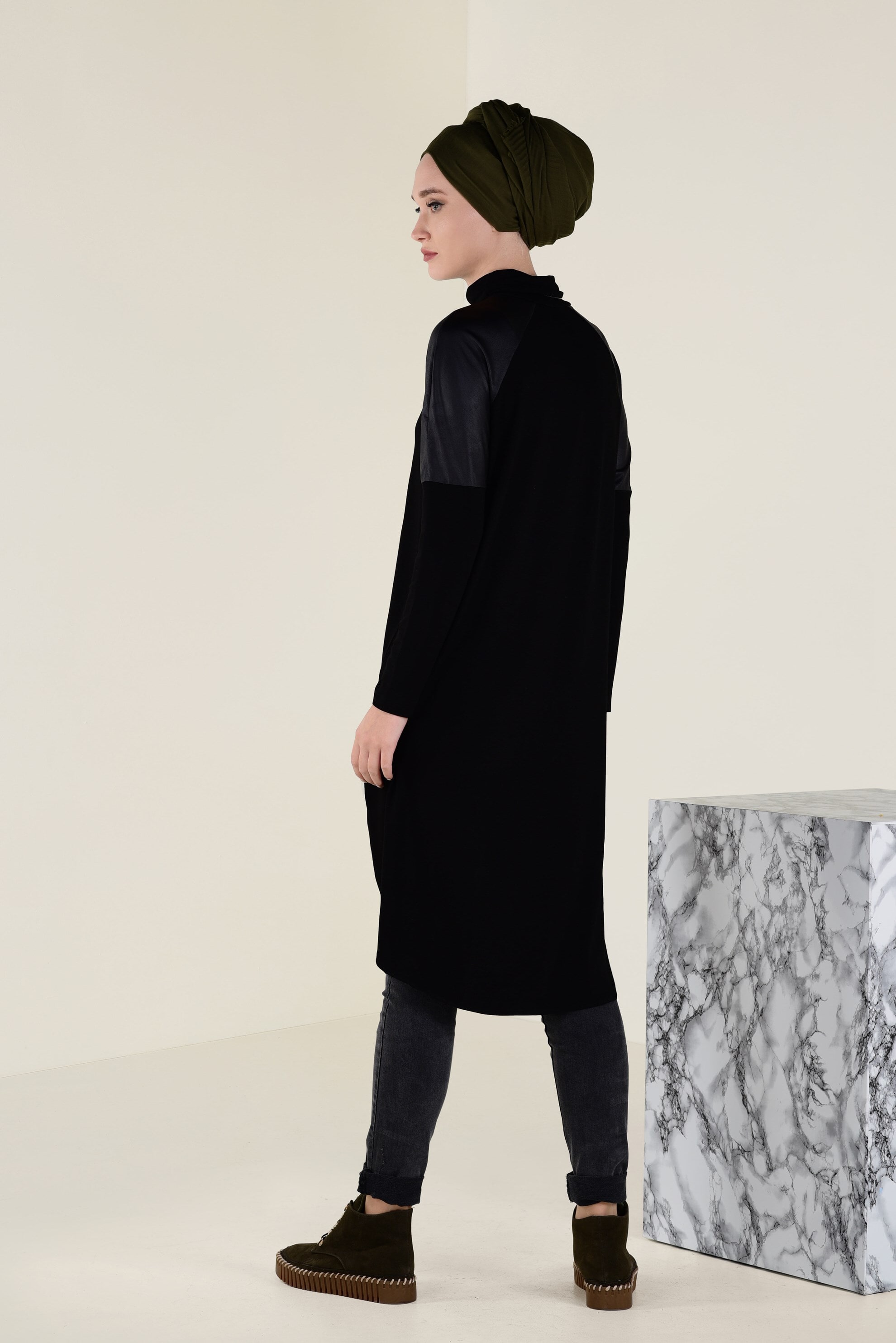 Tesettür giyim SİYAH OMUZLARI SUNİ DERİ DETAYLI BALIKÇI YAKA TUNİK 4646 