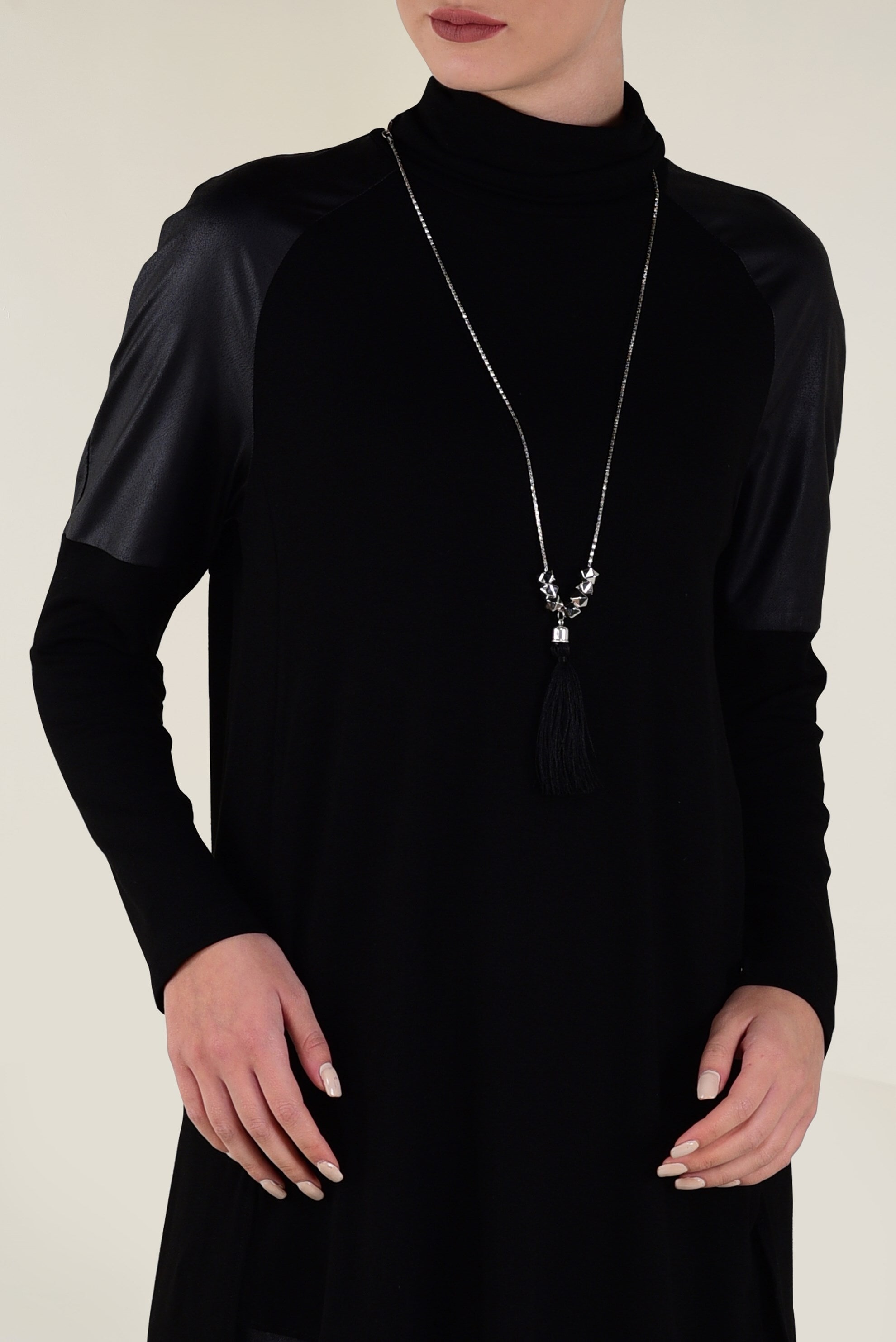 Tesettür giyim SİYAH OMUZLARI SUNİ DERİ DETAYLI BALIKÇI YAKA TUNİK 4646 