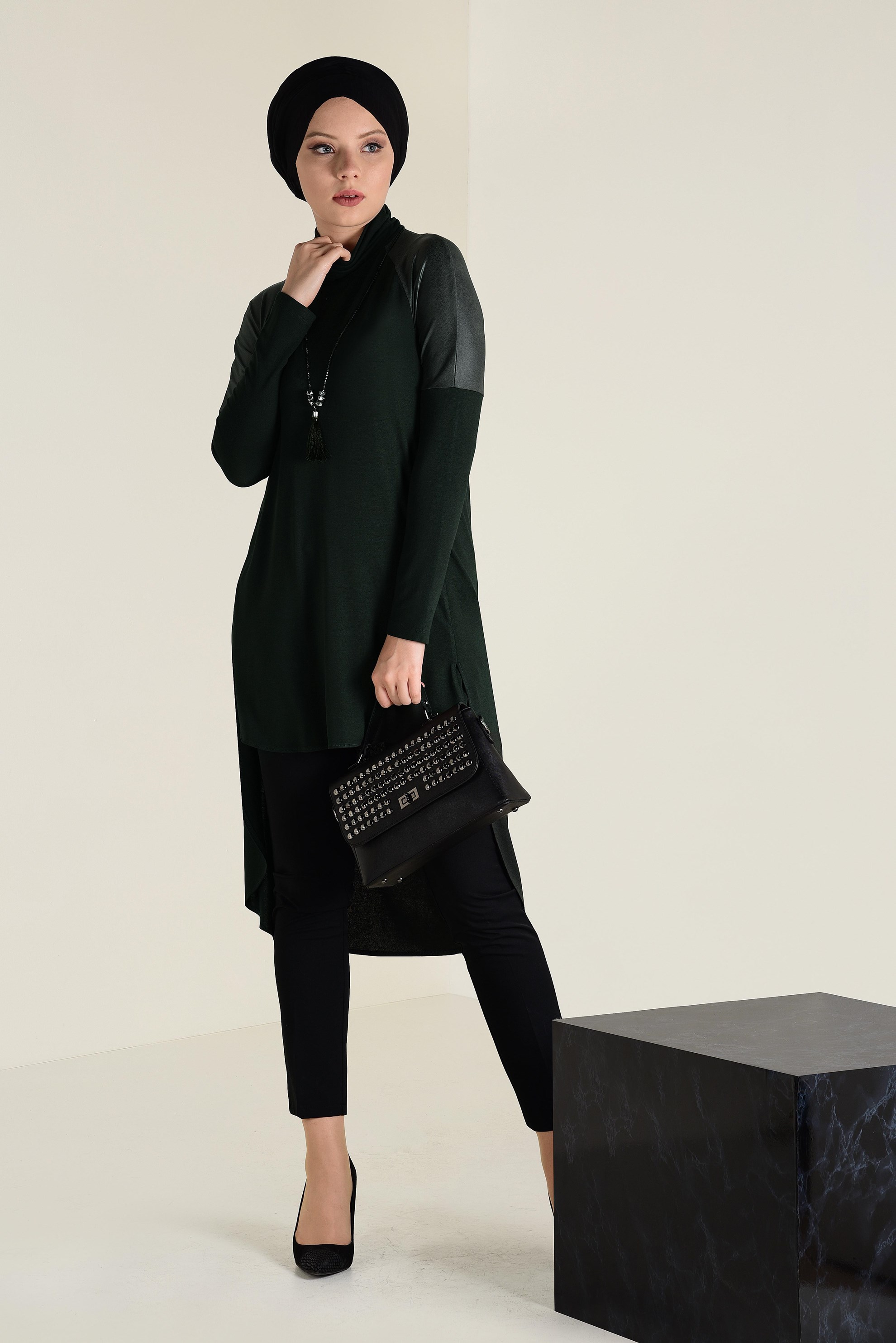 Tesettür giyim HAKİ OMUZLARI SUNİ DERİ DETAYLI BALIKÇI YAKA TUNİK 4646 