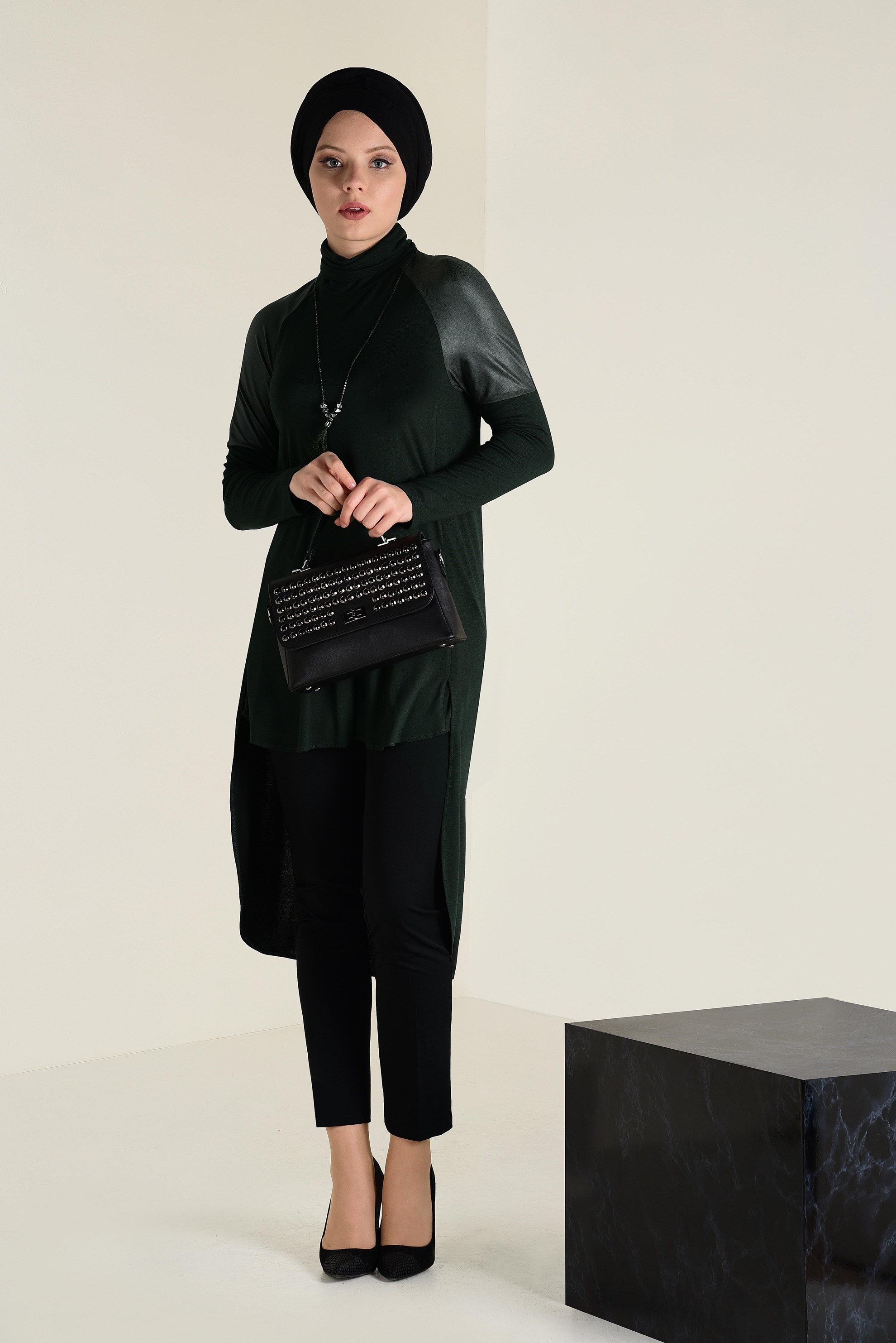 Tesettür giyim HAKİ OMUZLARI SUNİ DERİ DETAYLI BALIKÇI YAKA TUNİK 4646 