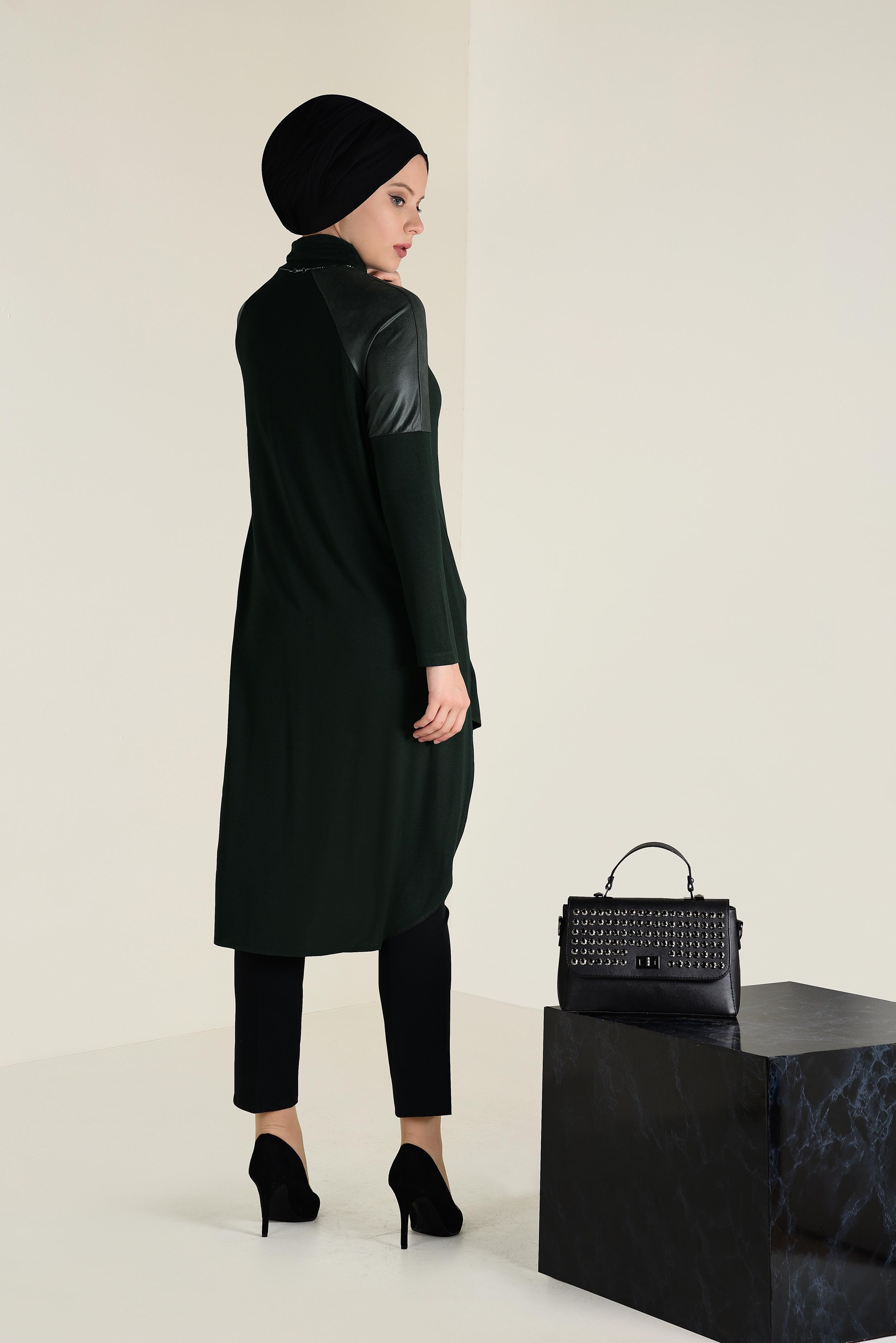 Tesettür giyim HAKİ OMUZLARI SUNİ DERİ DETAYLI BALIKÇI YAKA TUNİK 4646 