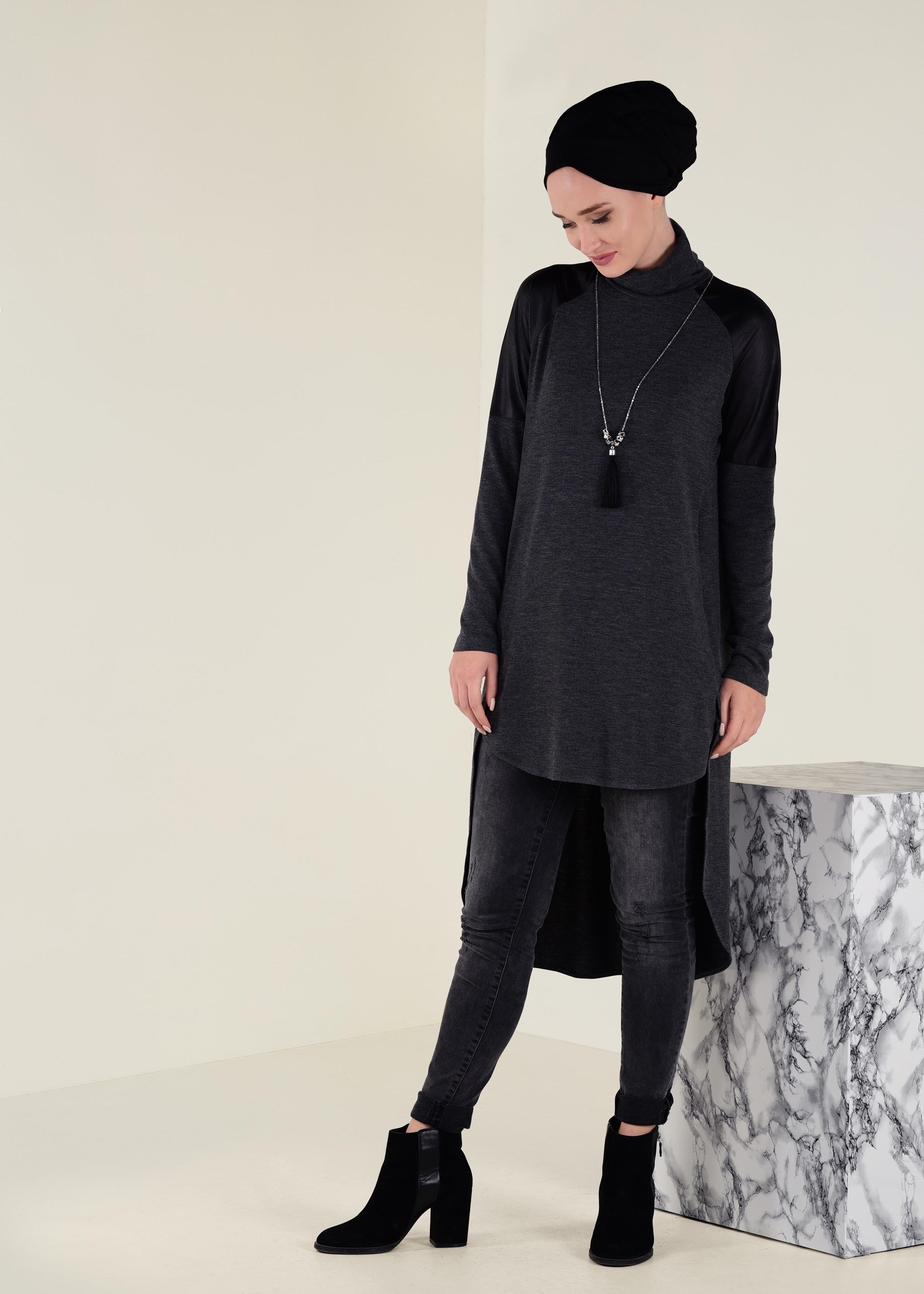 Tesettür giyim GRİ OMUZLARI SUNİ DERİ DETAYLI BALIKÇI YAKA TUNİK 4646 